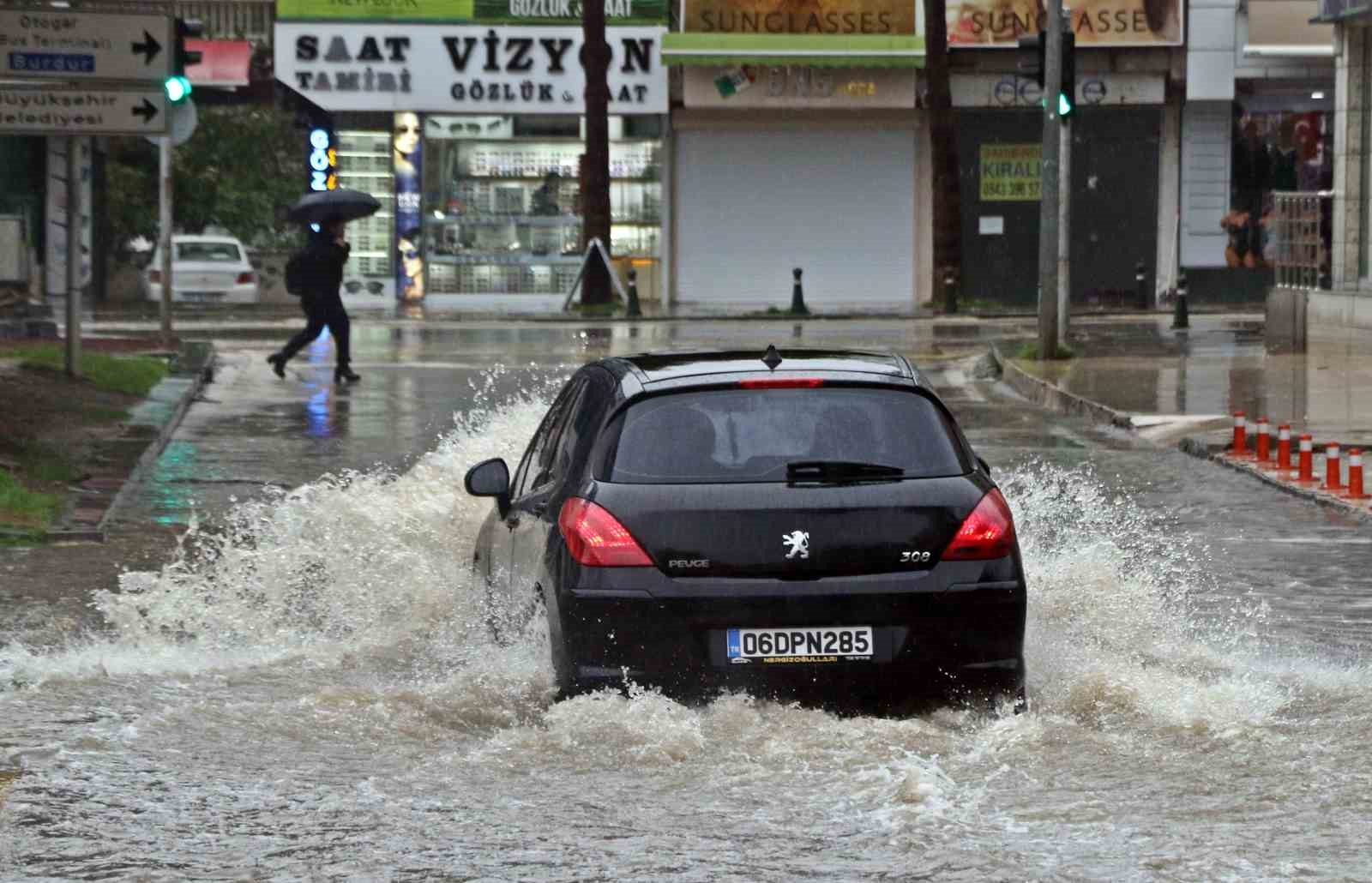 Antalya’da ’Sarı Kod’ uyarısı: Rögarlar taştı, telef olmuş dana kıyıya vurdu
Antalya’da ’Sarı Kod’ uyarısı: Rögarlar taştı, telef olmuş dana kıyıya vurdu