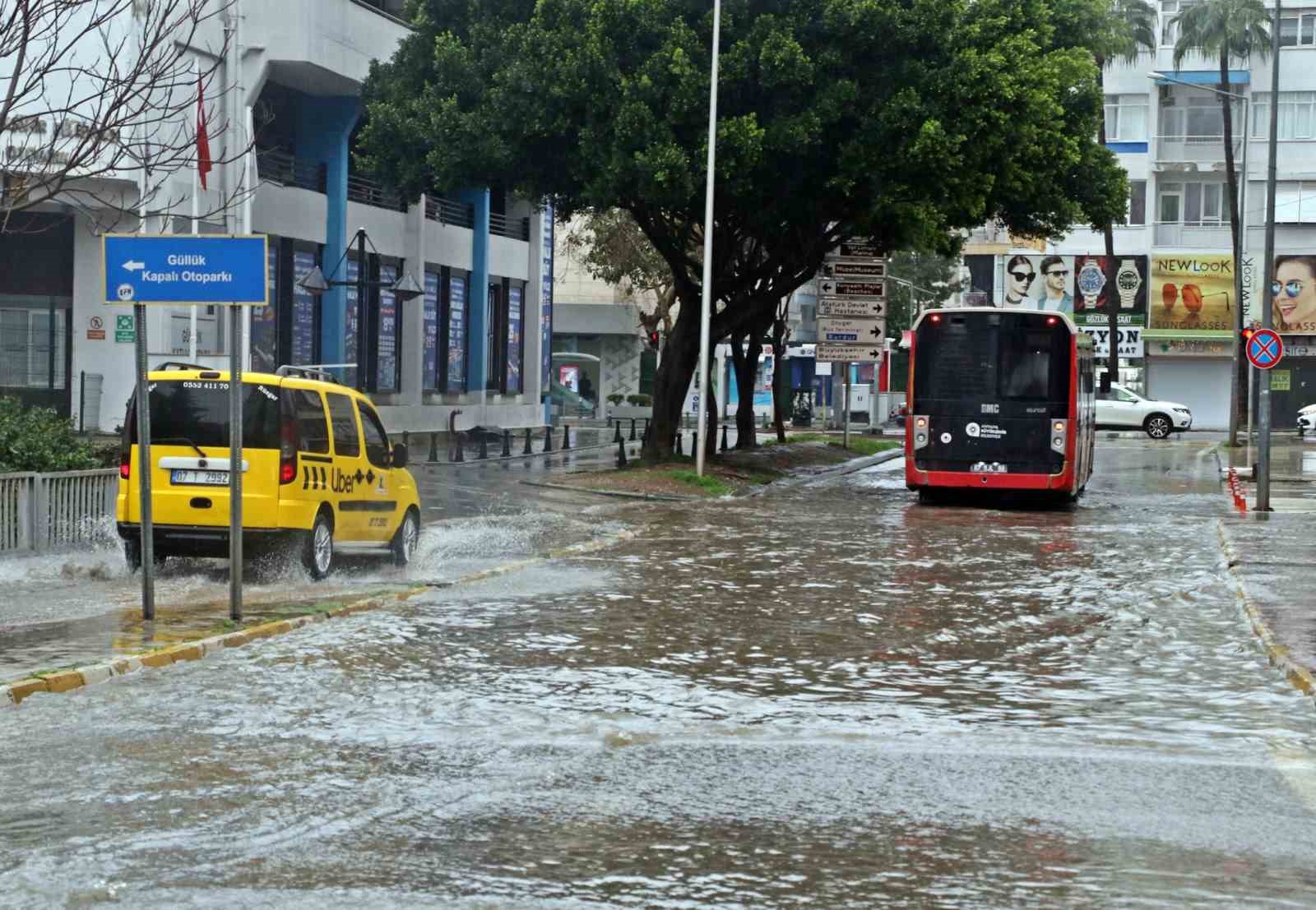 Antalya’da ’Sarı Kod’ uyarısı: Rögarlar taştı, telef olmuş dana kıyıya vurdu
Antalya’da ’Sarı Kod’ uyarısı: Rögarlar taştı, telef olmuş dana kıyıya vurdu