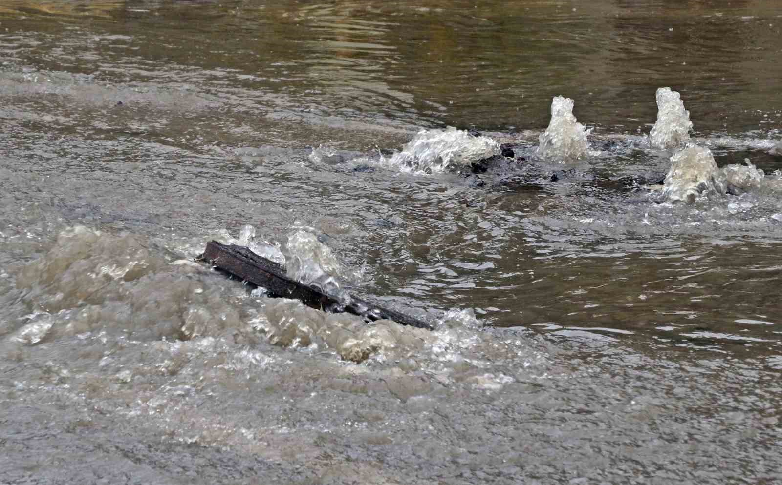Antalya’da ’Sarı Kod’ uyarısı: Rögarlar taştı, telef olmuş dana kıyıya vurdu
Antalya’da ’Sarı Kod’ uyarısı: Rögarlar taştı, telef olmuş dana kıyıya vurdu