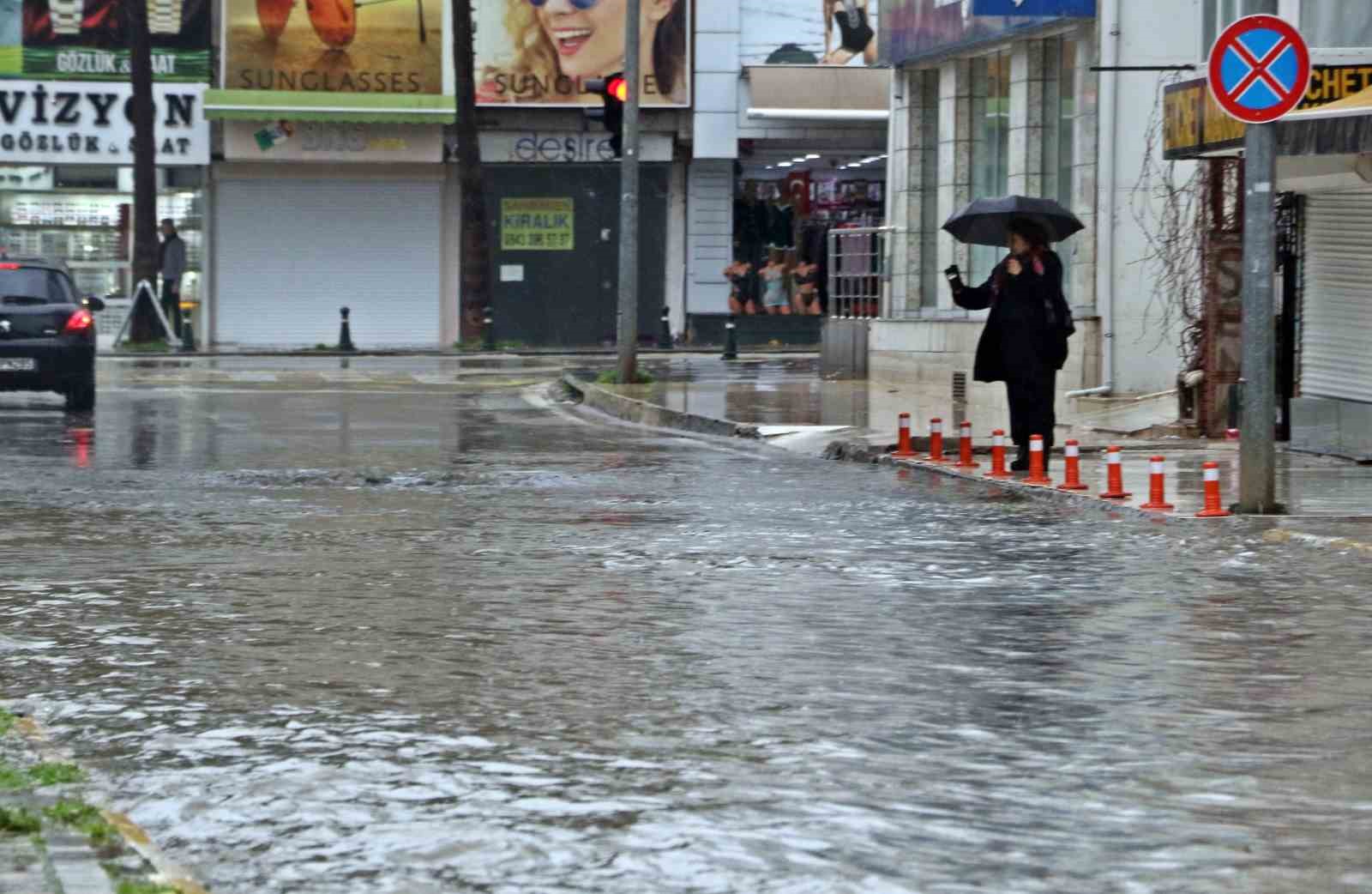 Antalya’da ’Sarı Kod’ uyarısı: Rögarlar taştı, telef olmuş dana kıyıya vurdu
Antalya’da ’Sarı Kod’ uyarısı: Rögarlar taştı, telef olmuş dana kıyıya vurdu