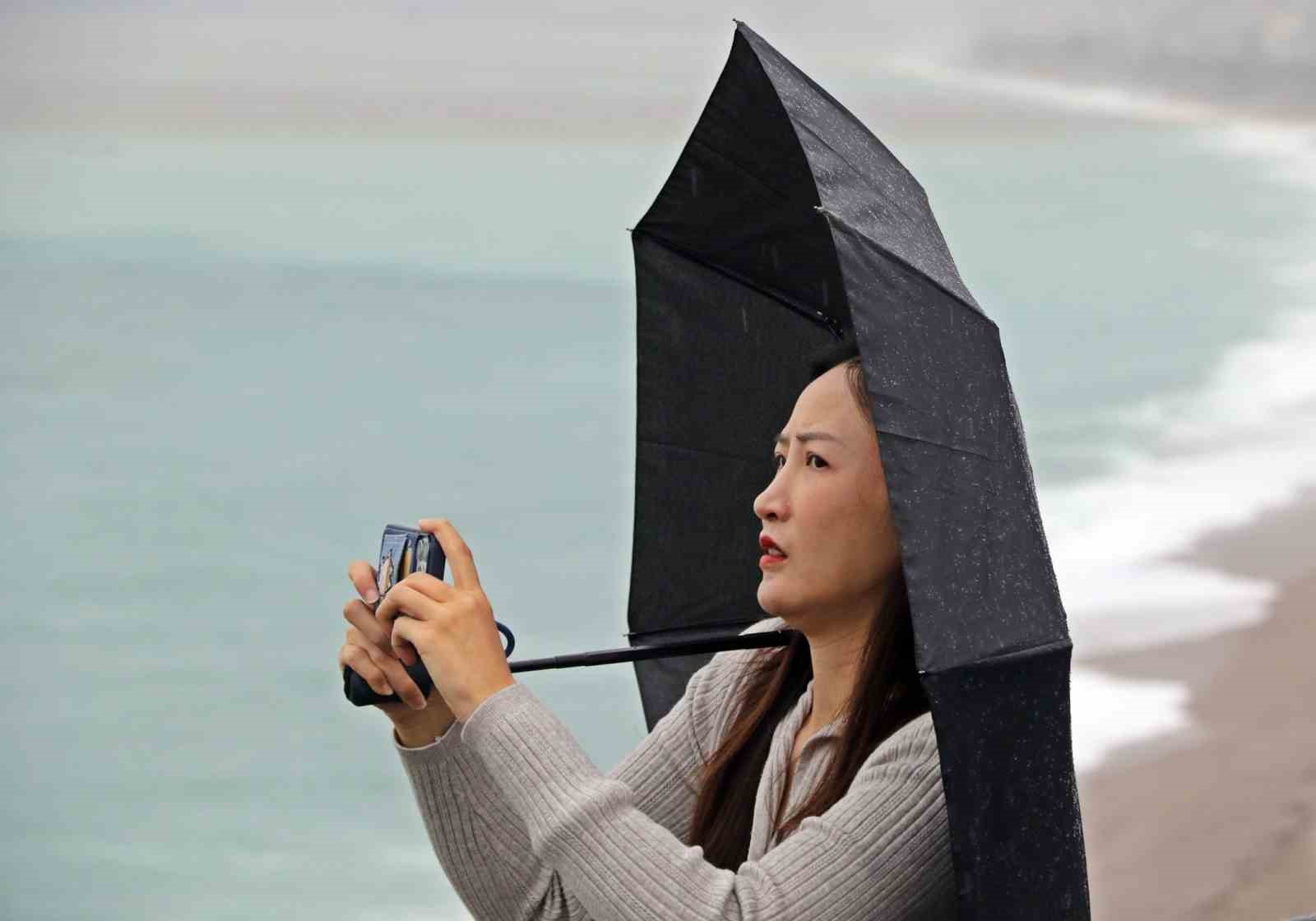 Antalya’da ’Sarı Kod’ uyarısı: Rögarlar taştı, telef olmuş dana kıyıya vurdu
Antalya’da ’Sarı Kod’ uyarısı: Rögarlar taştı, telef olmuş dana kıyıya vurdu