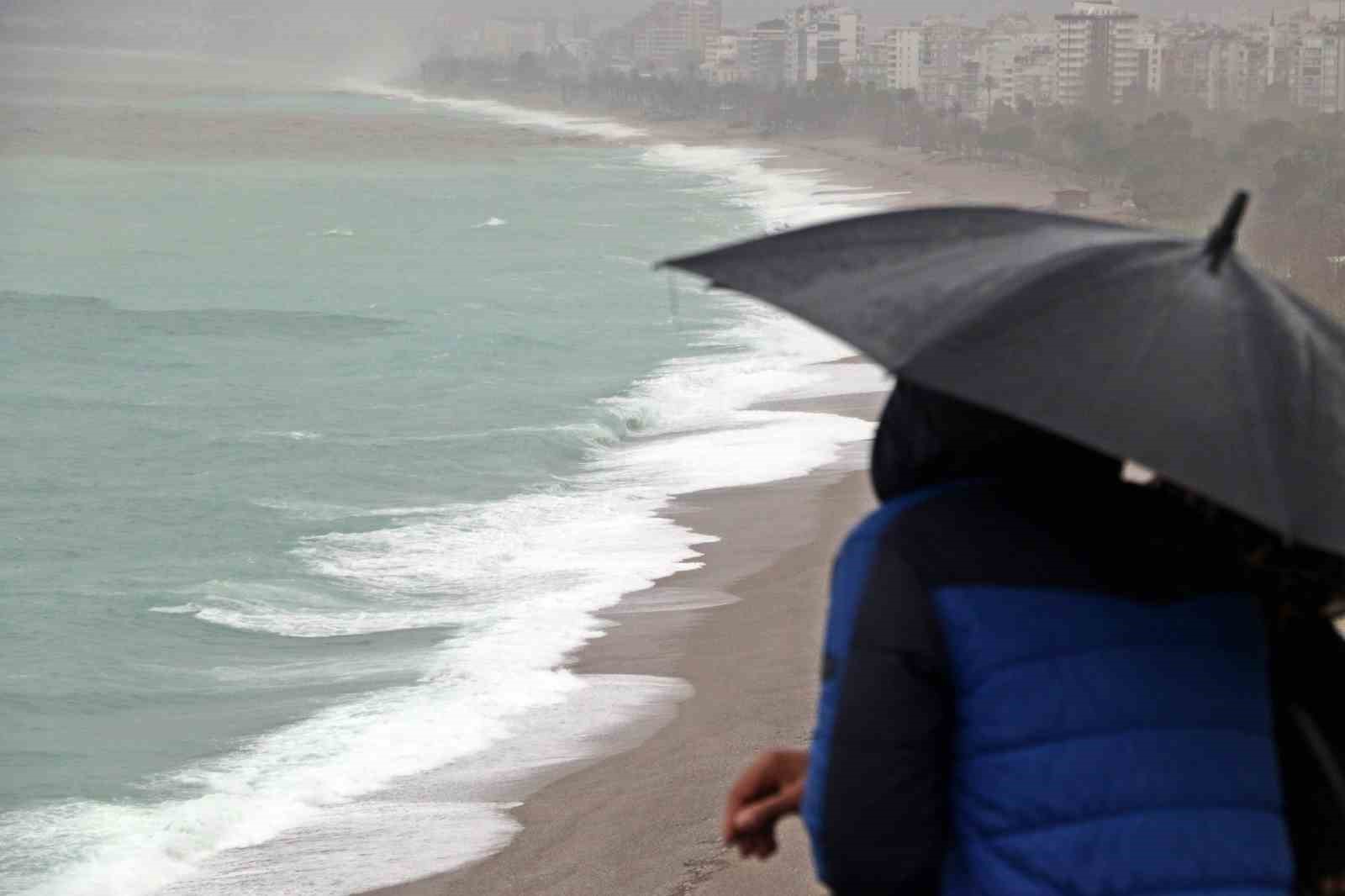 Antalya’da ’Sarı Kod’ uyarısı: Rögarlar taştı, telef olmuş dana kıyıya vurdu
Antalya’da ’Sarı Kod’ uyarısı: Rögarlar taştı, telef olmuş dana kıyıya vurdu
