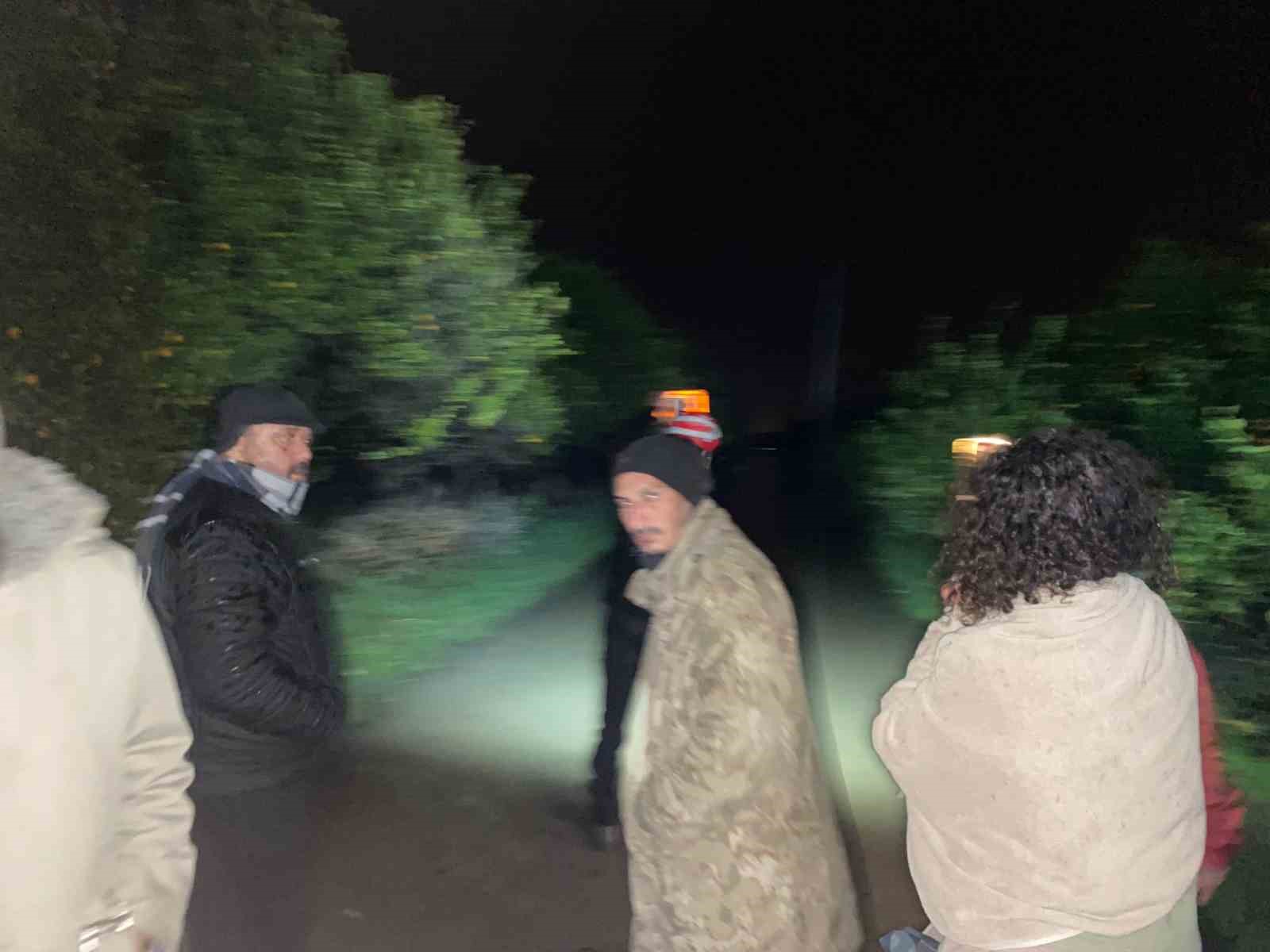 Antalya’da sel sularının bastığı barınakta mahsur kalan 27 köpek botlarla kurtarıldı
