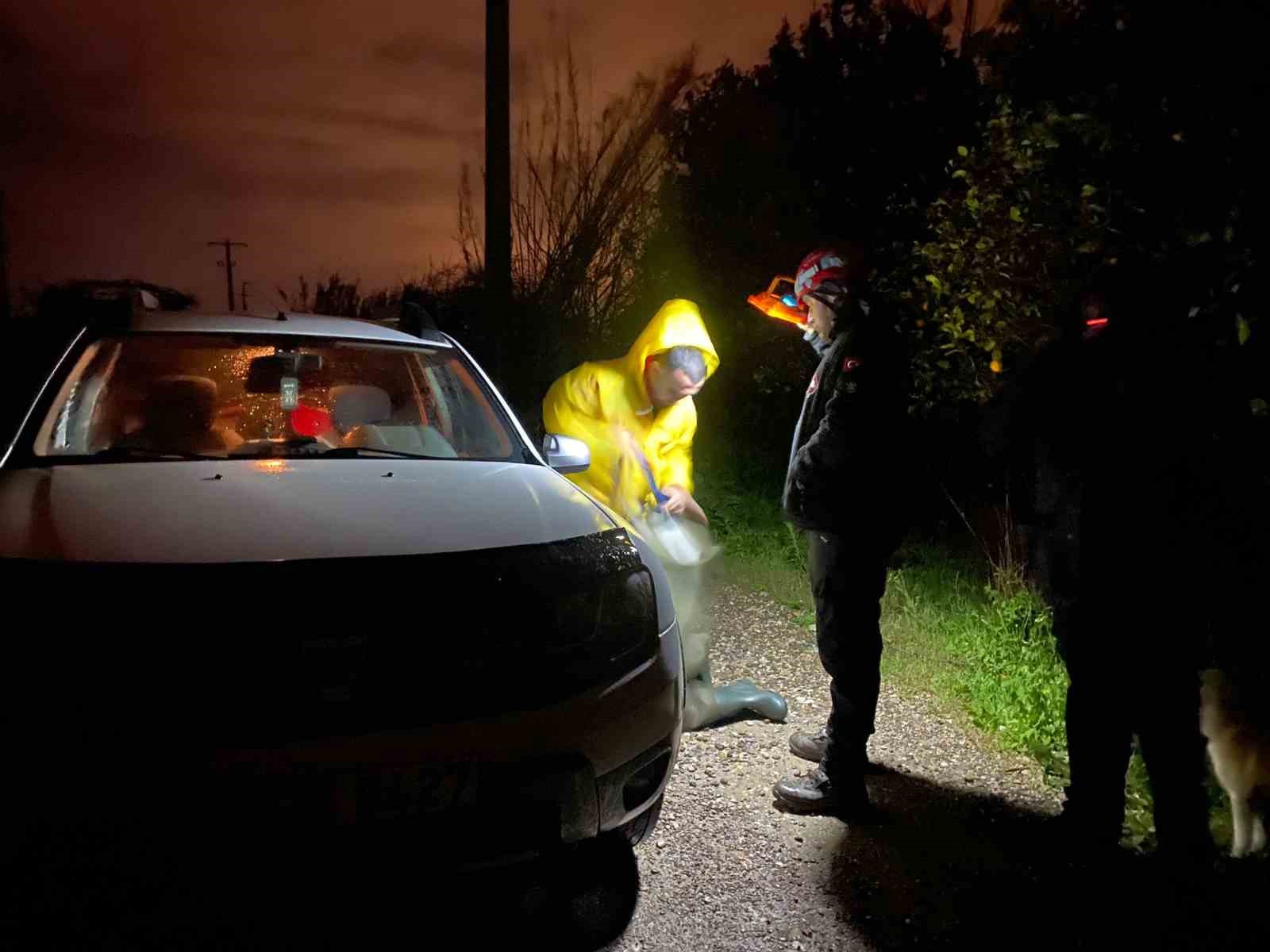 Antalya’da sel sularının bastığı barınakta mahsur kalan 27 köpek botlarla kurtarıldı
