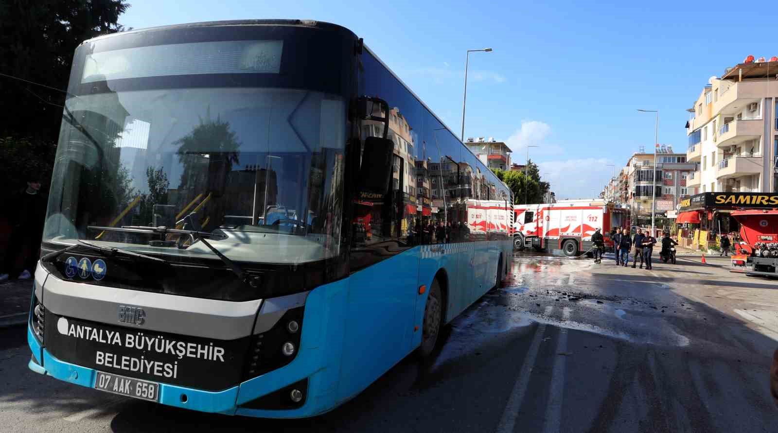 Antalya’da seyir halindeki halk otobüsü alevlere teslim oldu
