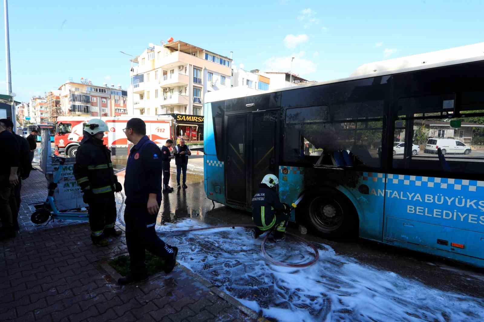 Antalya’da seyir halindeki halk otobüsü alevlere teslim oldu
