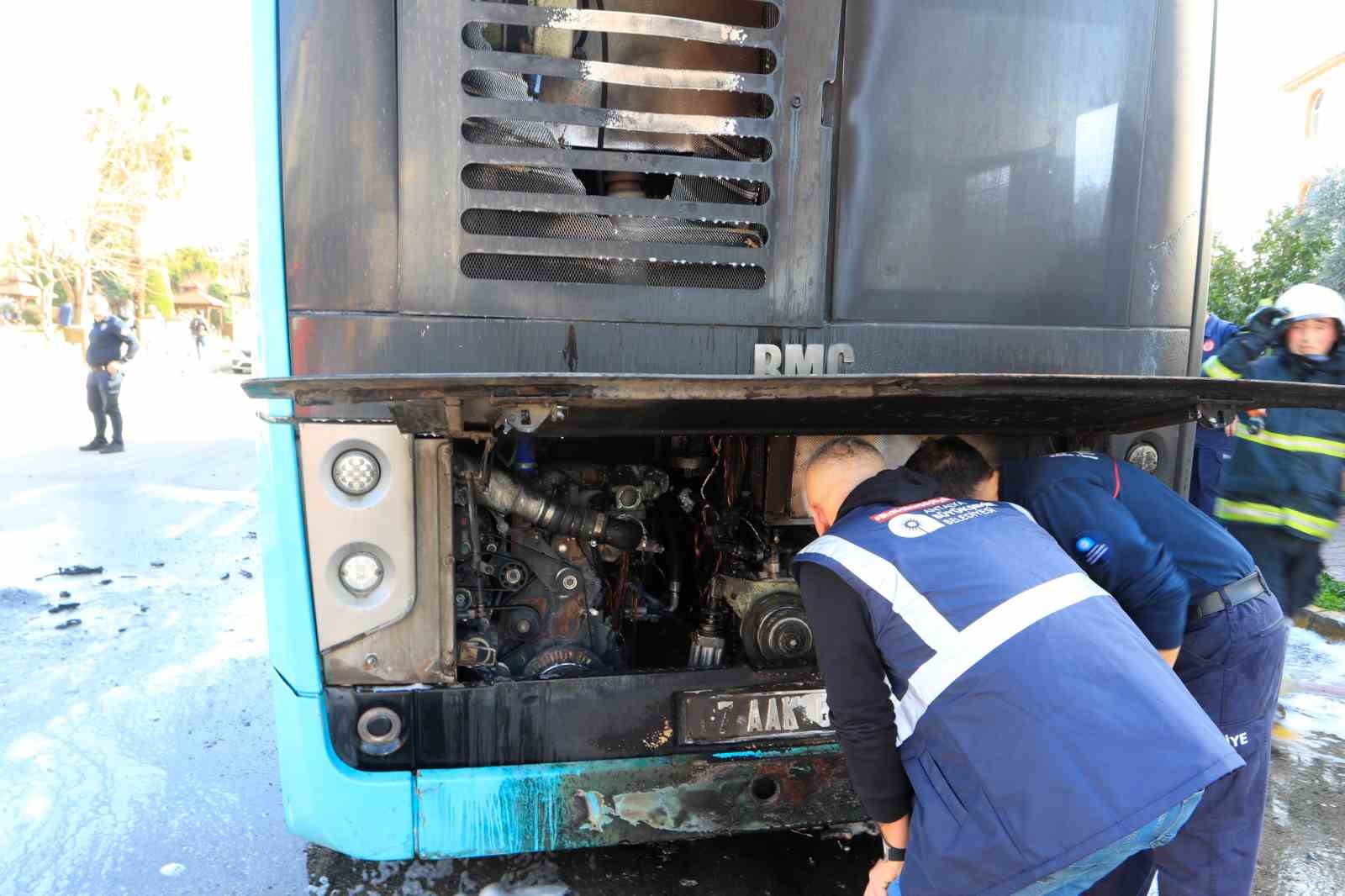 Antalya’da seyir halindeki halk otobüsü alevlere teslim oldu
