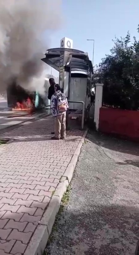 Antalya’da seyir halindeki halk otobüsü alevlere teslim oldu
