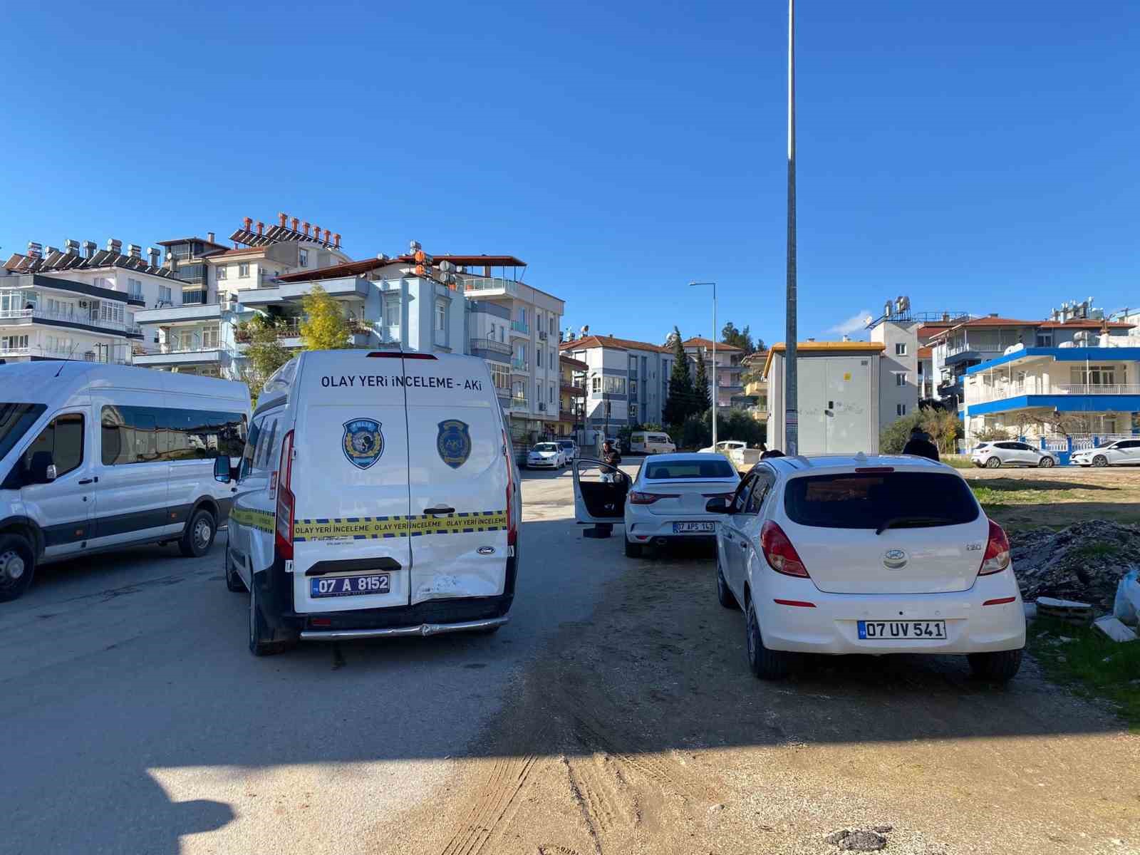 Antalya’da seyir halindeki otomobile silahlı saldırı: 1 yaralı
