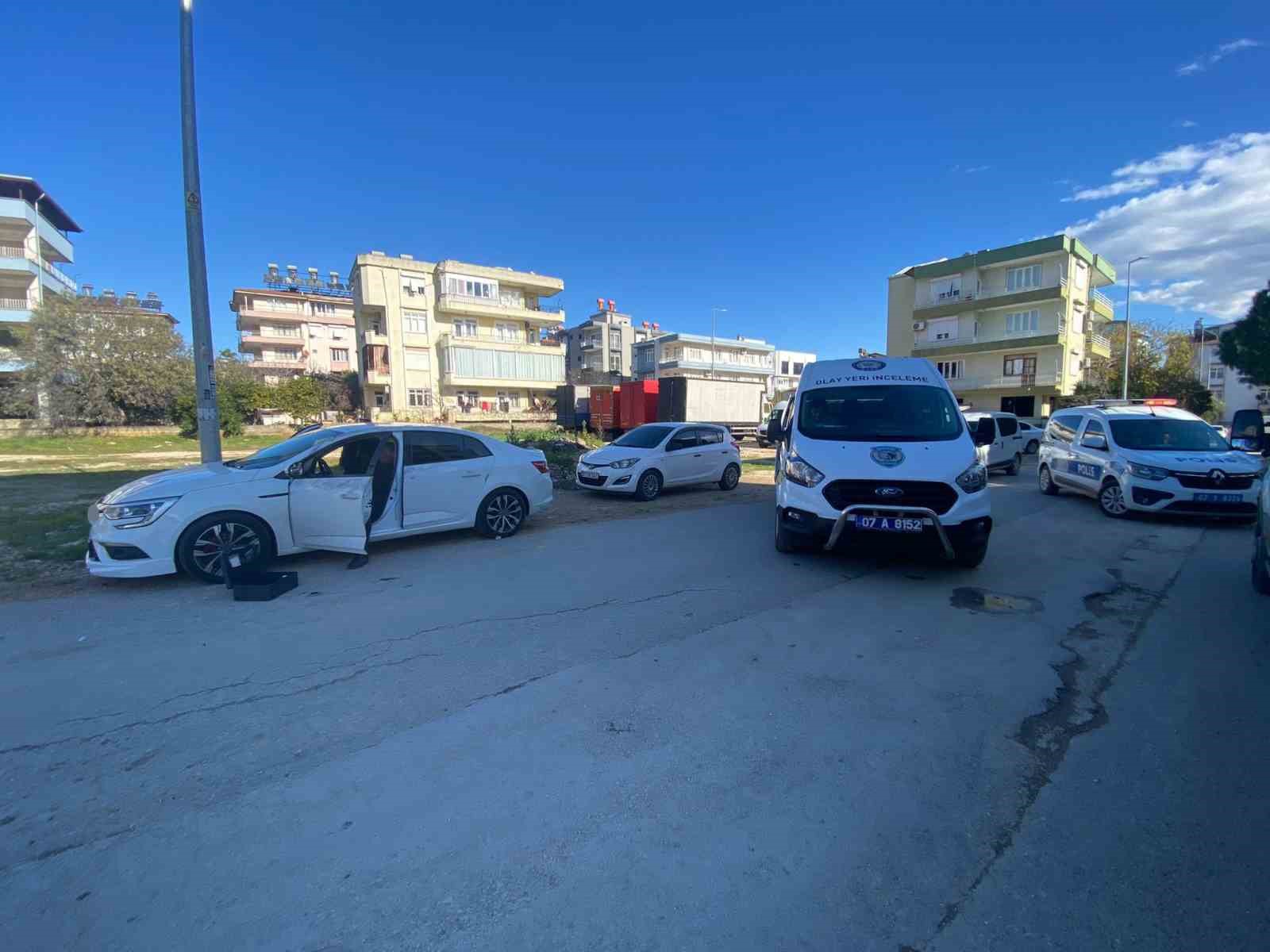 Antalya’da seyir halindeki otomobile silahlı saldırı: 1 yaralı
