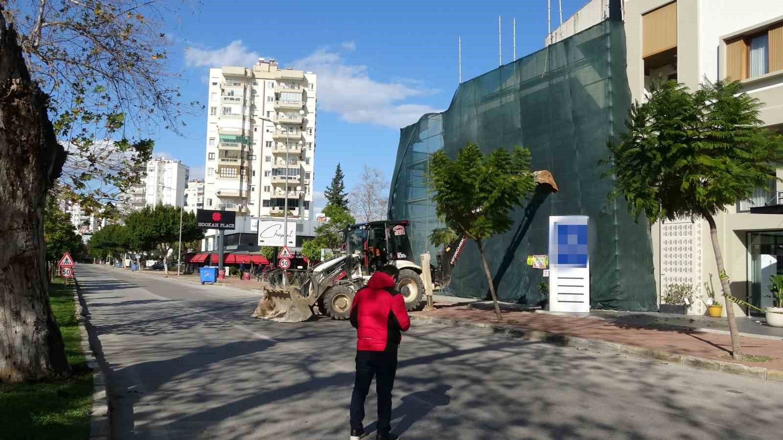 Antalya’da şiddetli rüzgar inşaat iskelesini yerinden söktü

