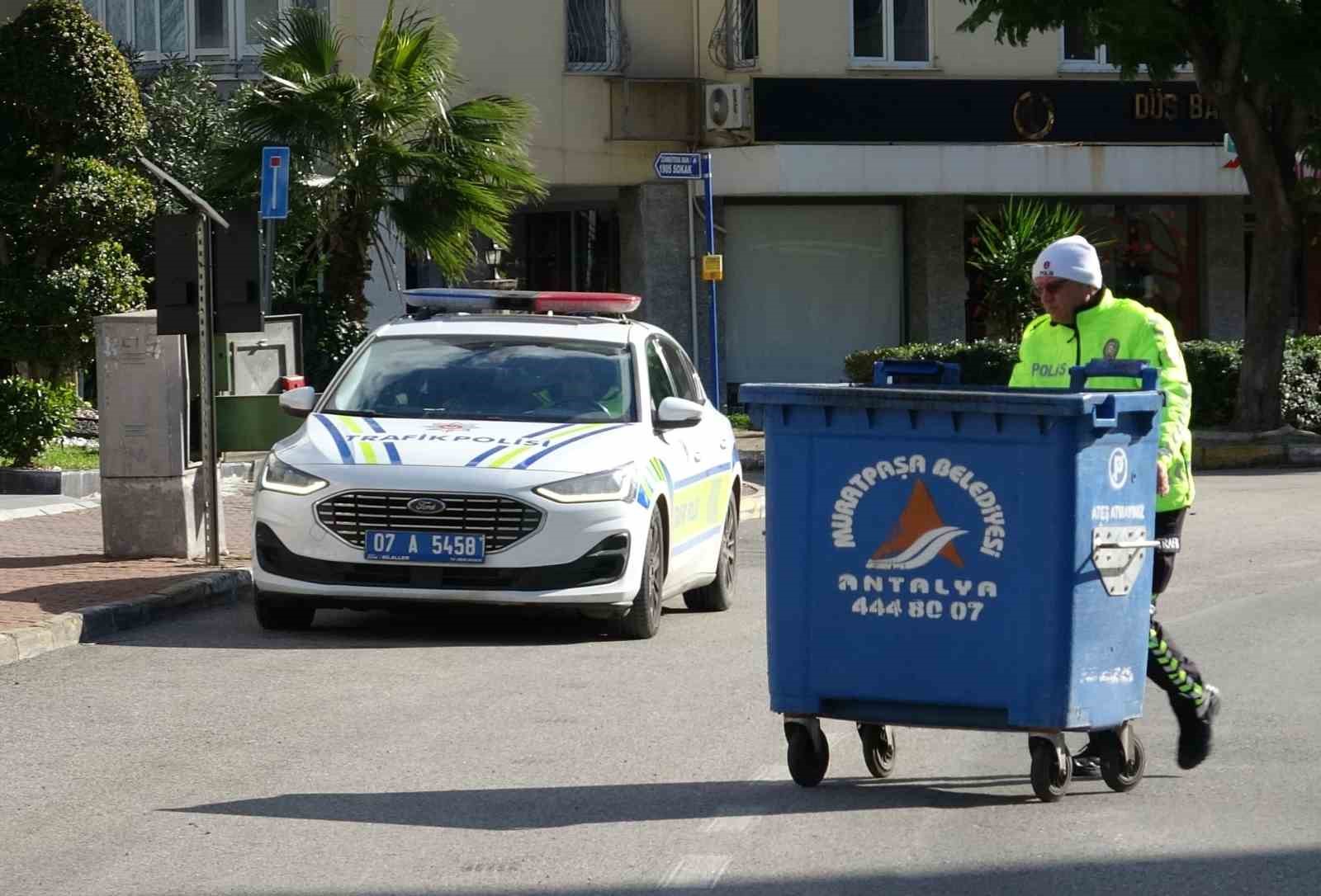 Antalya’da şiddetli rüzgar inşaat iskelesini yerinden söktü
