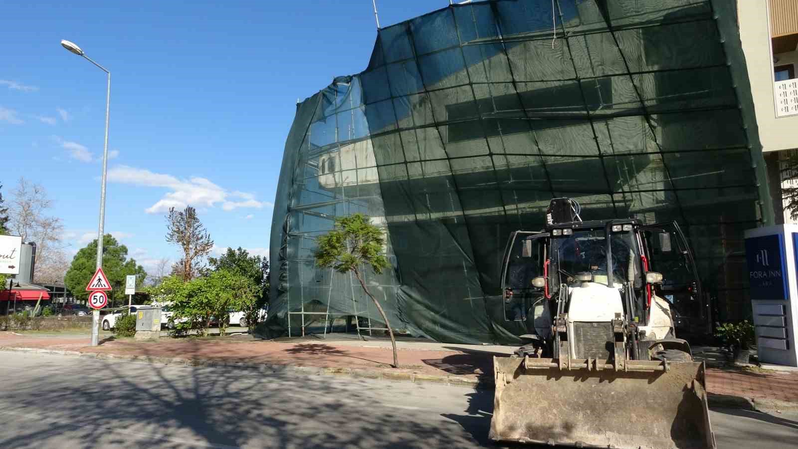 Antalya’da şiddetli rüzgar inşaat iskelesini yerinden söktü
