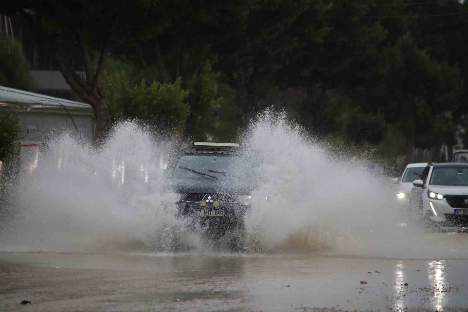 Antalya’da şiddetli yağış hayatı olumsuz etkiledi
