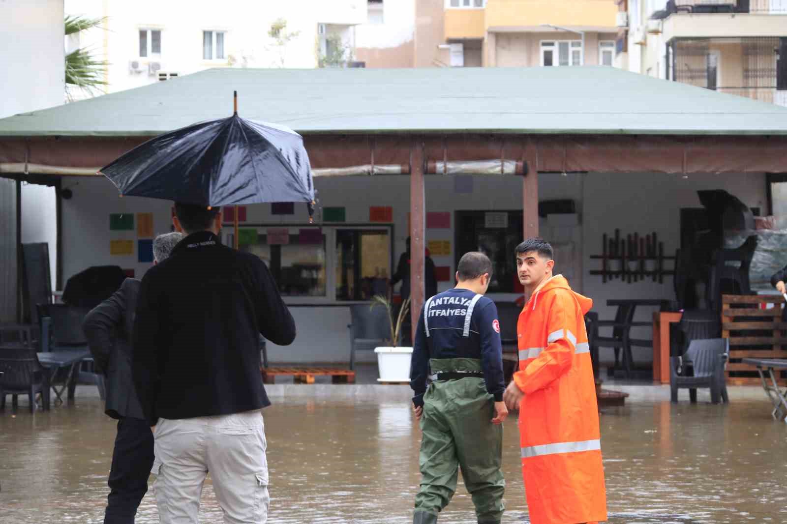 Antalya’da şiddetli yağış hayatı olumsuz etkiledi
