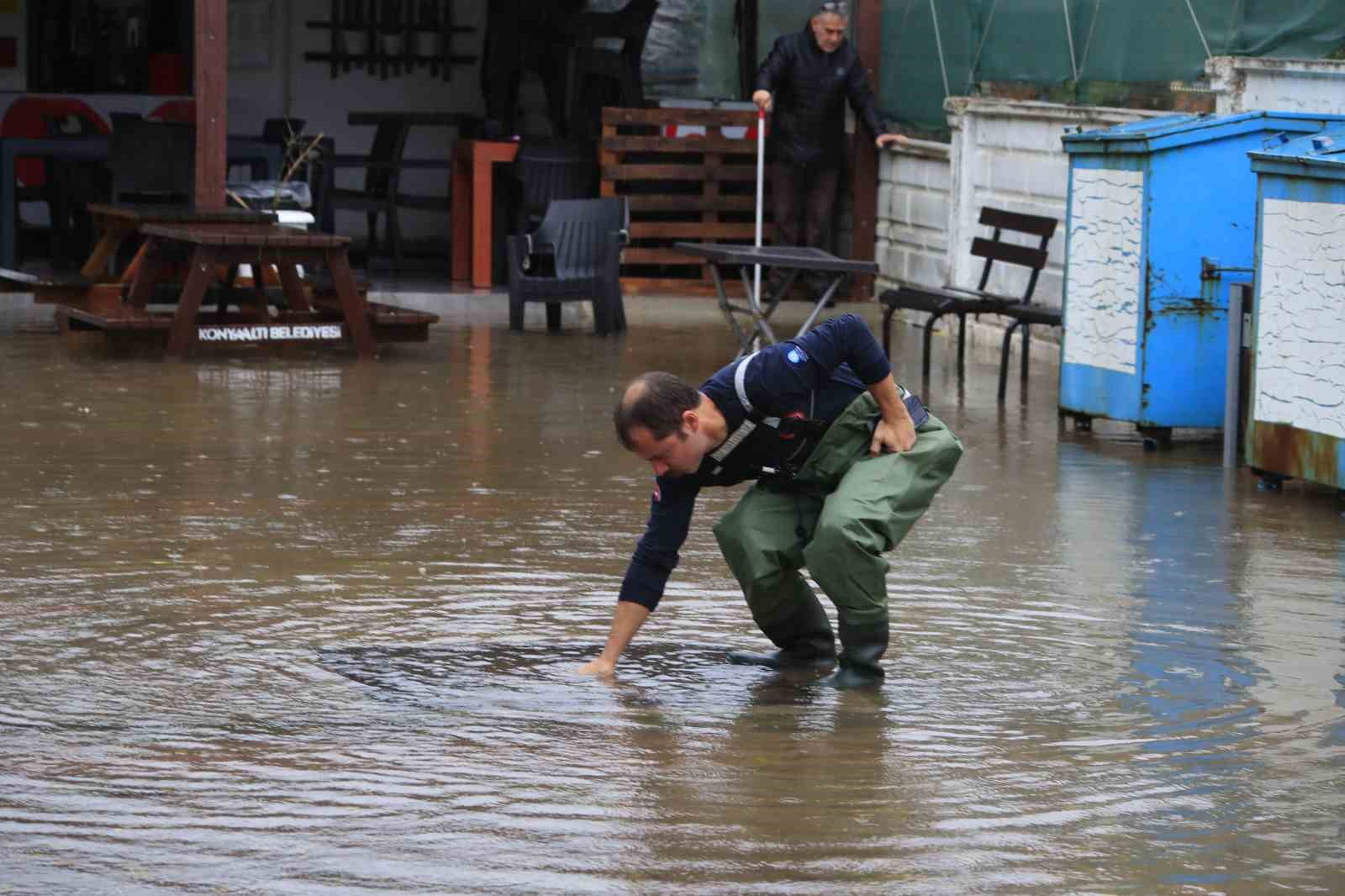Antalya’da şiddetli yağış hayatı olumsuz etkiledi
