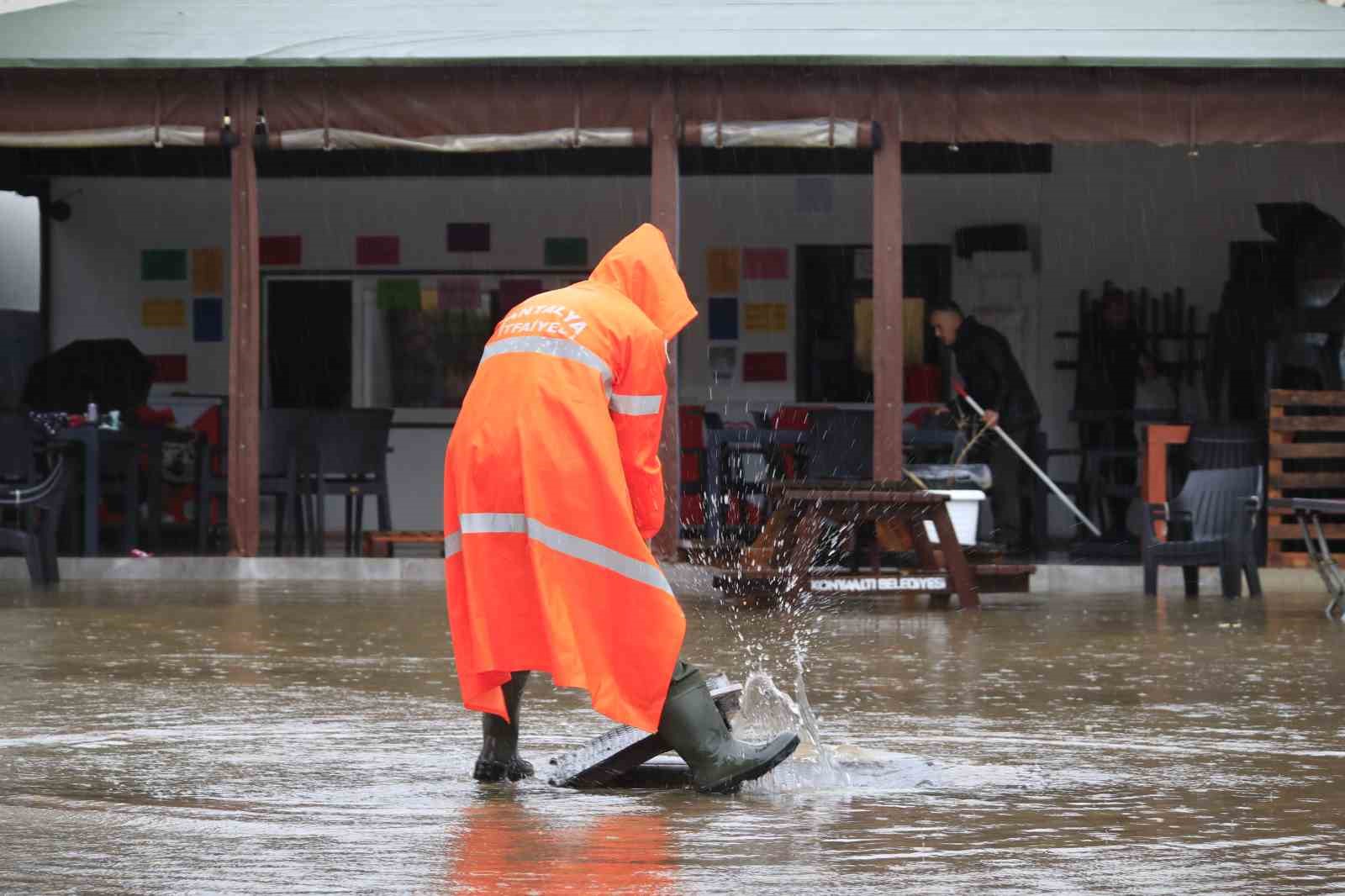 Antalya’da şiddetli yağış hayatı olumsuz etkiledi

