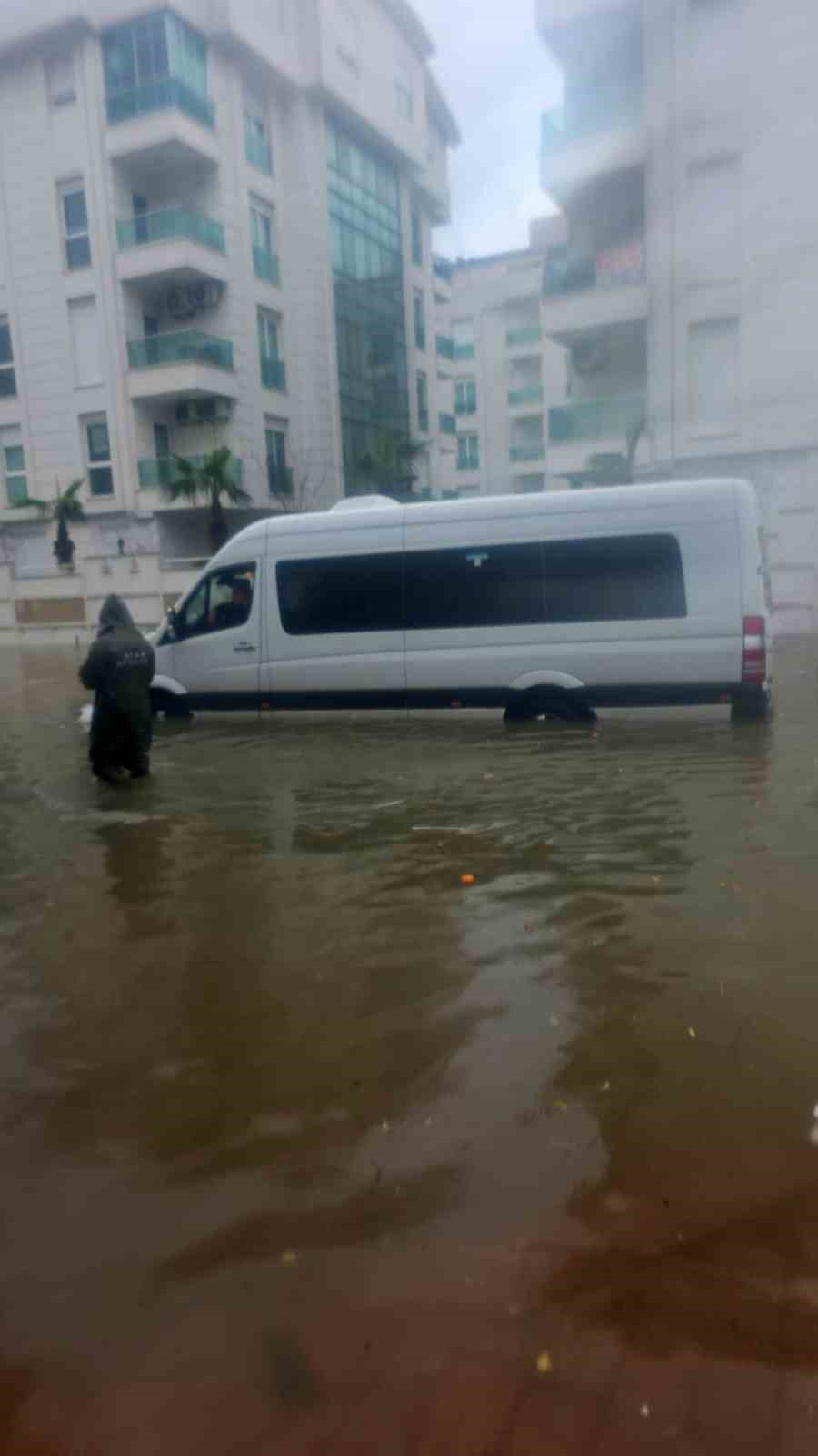 Antalya’da şiddetli yağış hayatı olumsuz etkiledi
