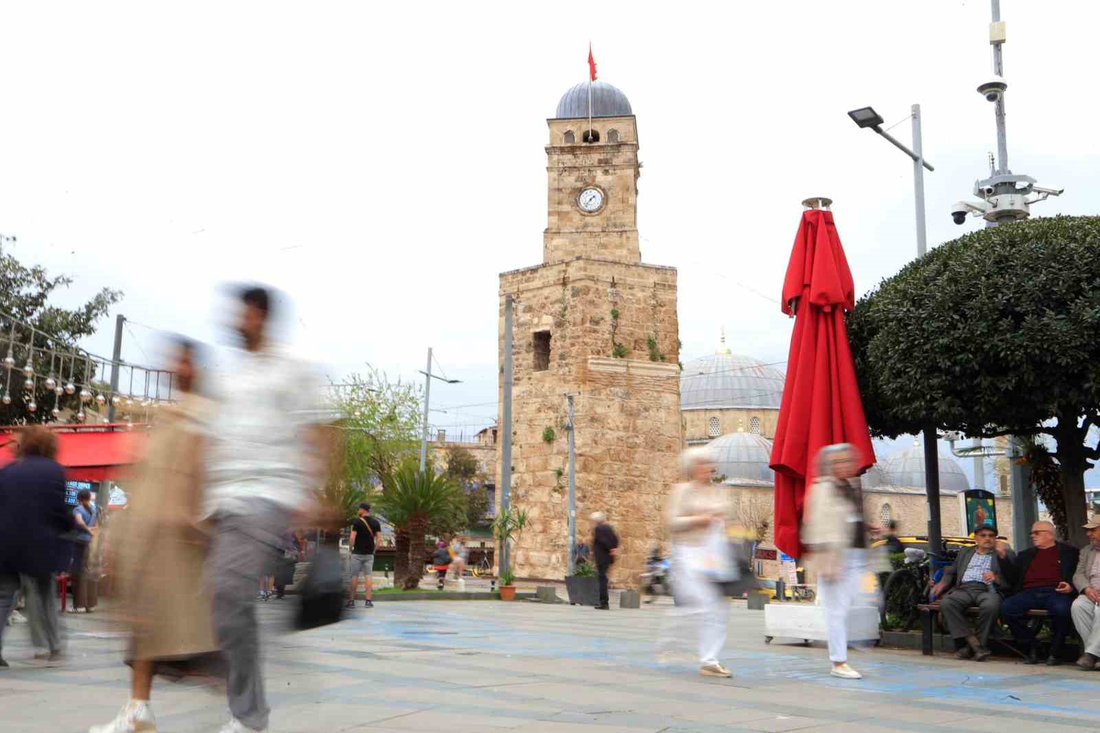 Antalya’da tarihi Saat Kulesi’nde zaman bir kez daha durdu
