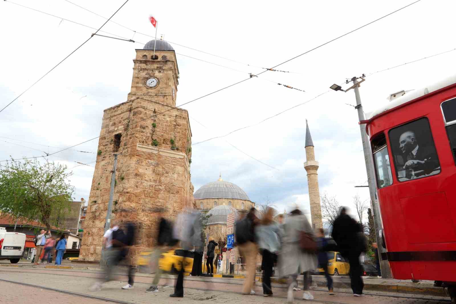 Antalya’da tarihi Saat Kulesi’nde zaman bir kez daha durdu
