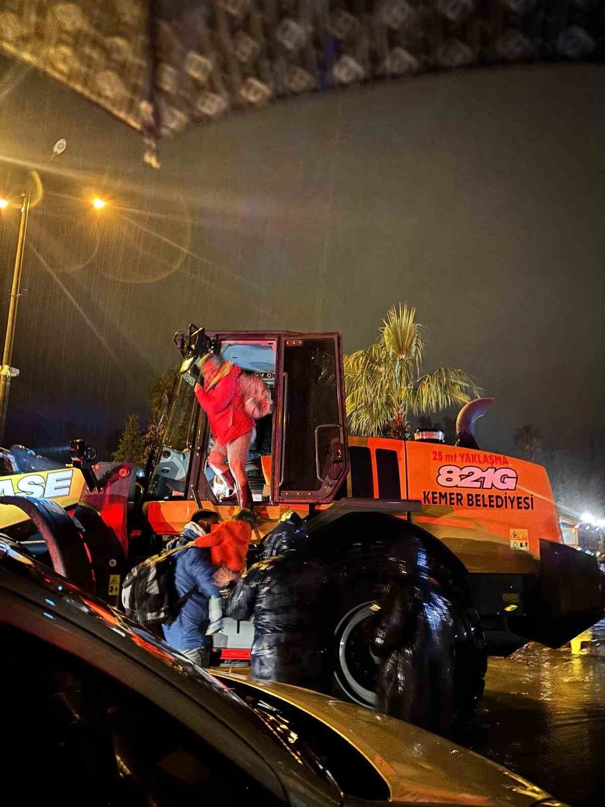 Antalya’da taşkında evlerinde mahsur kalan 4 çocuk ve yaşlı kadın pansiyona yerleştirildi
