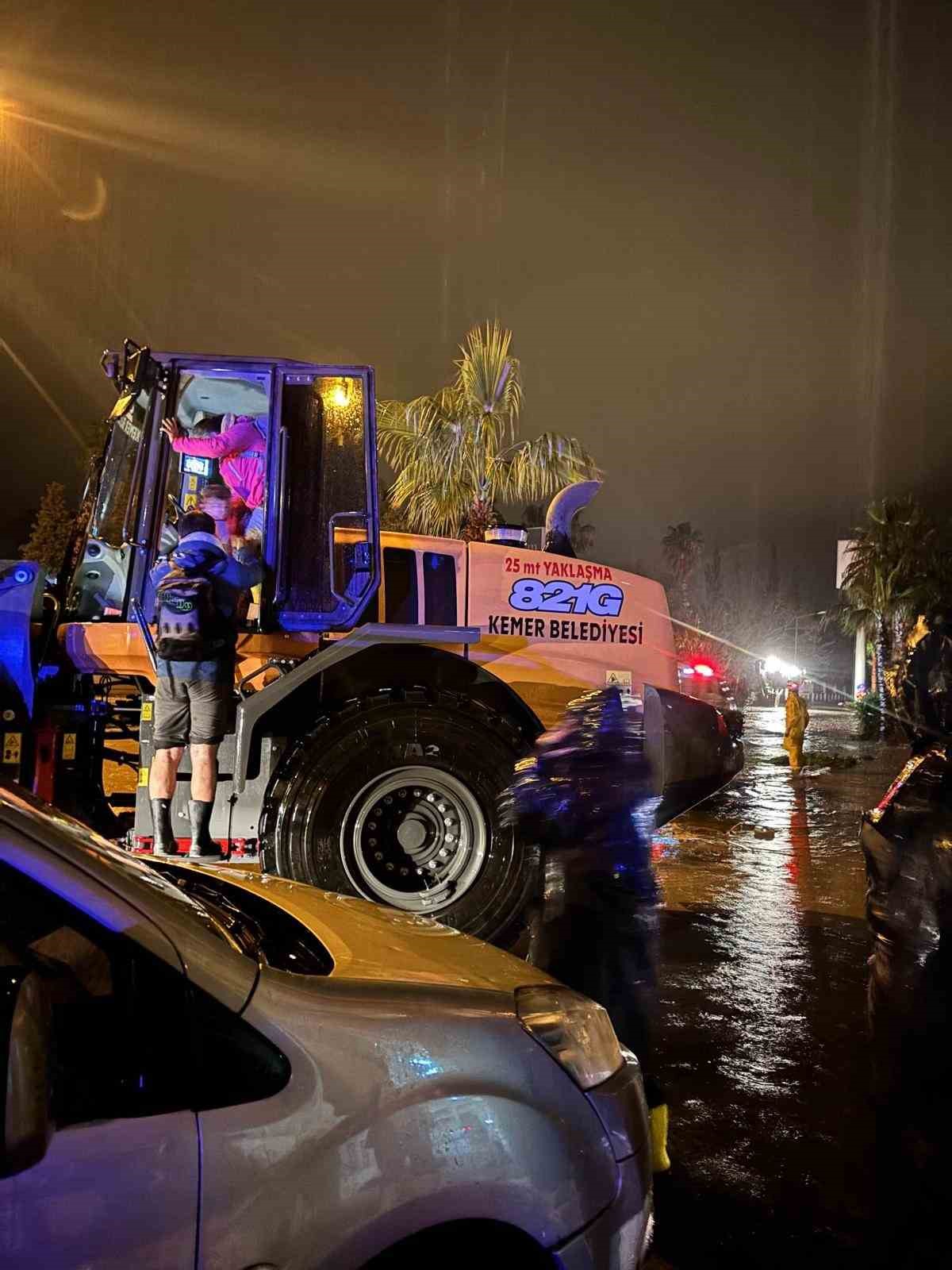 Antalya’da taşkında evlerinde mahsur kalan 4 çocuk ve yaşlı kadın pansiyona yerleştirildi
