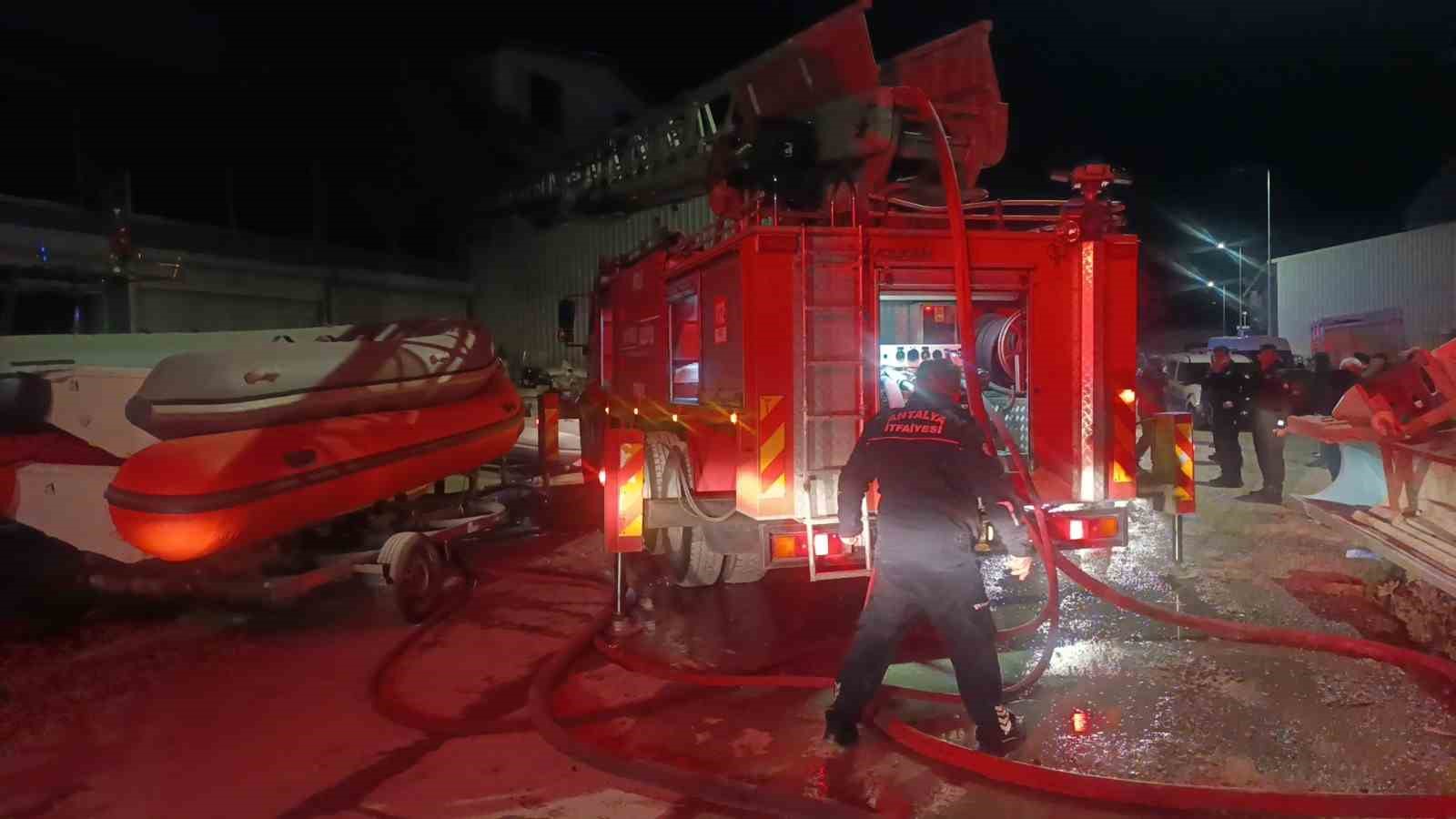 Antalya’da tekne imalathanesinde yangın
