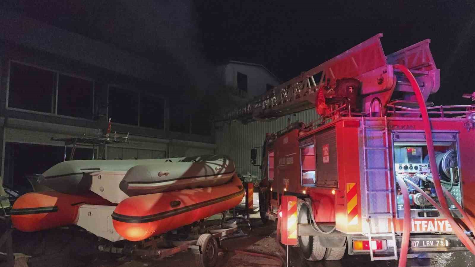 Antalya’da tekne imalathanesinde yangın
