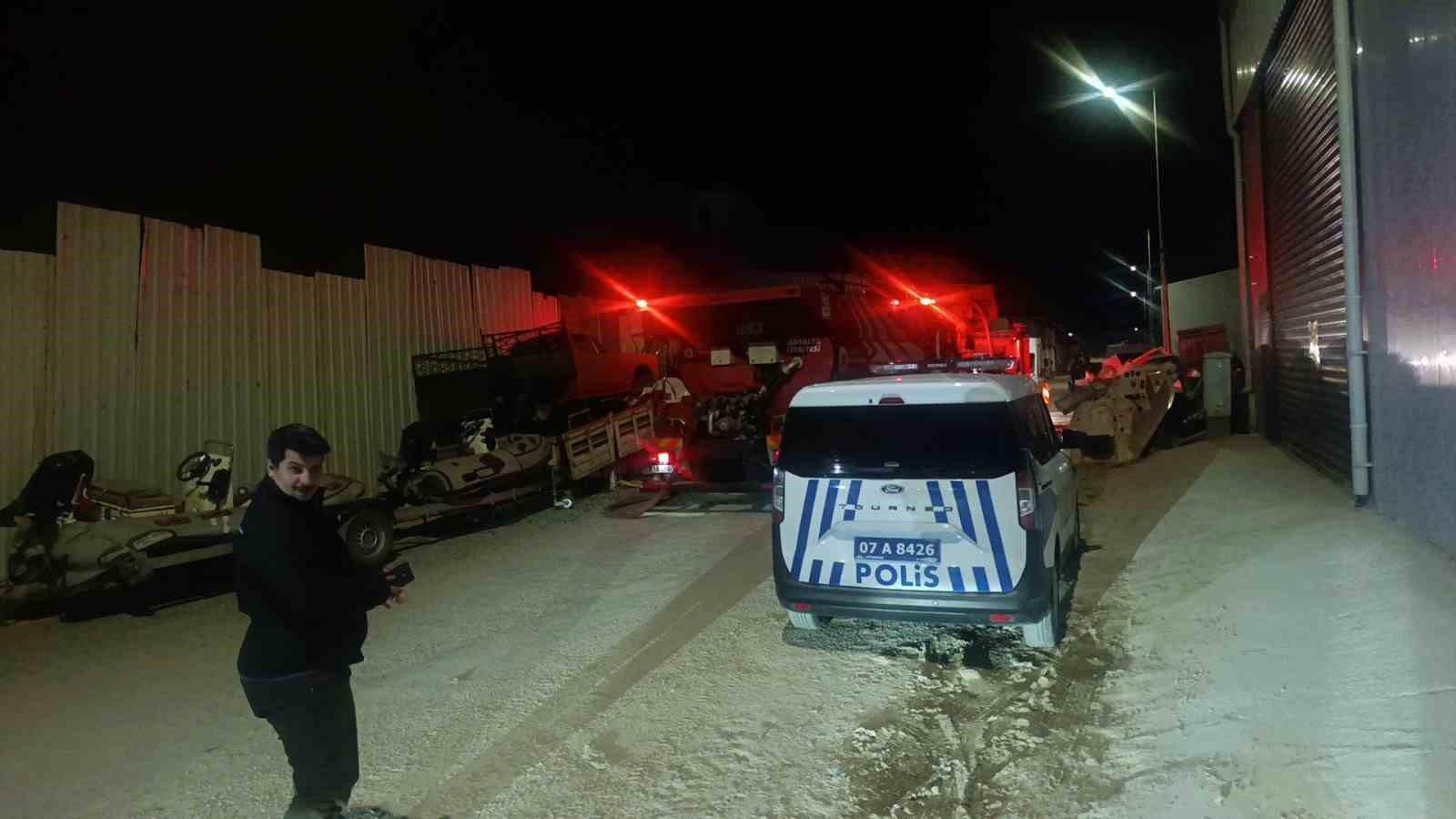 Antalya’da tekne imalathanesinde yangın
