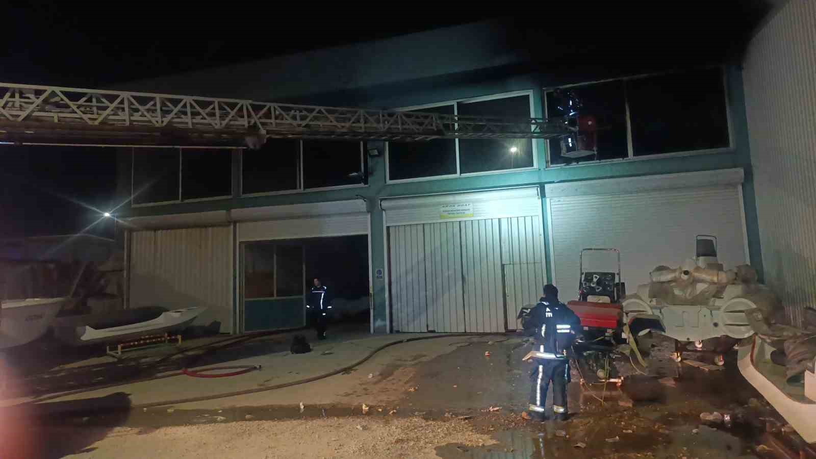 Antalya’da tekne imalathanesinde yangın
