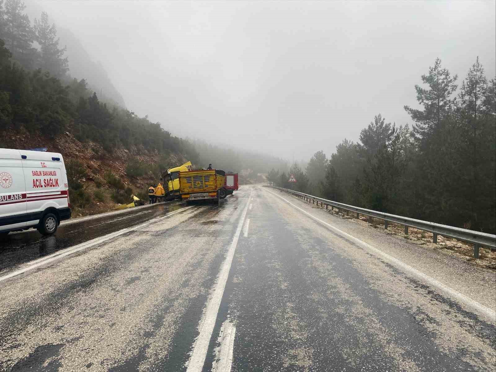 Antalya’da tır ile kamyon kafa kafaya çarpıştı: 1 ölü, 1 ağır yaralı
