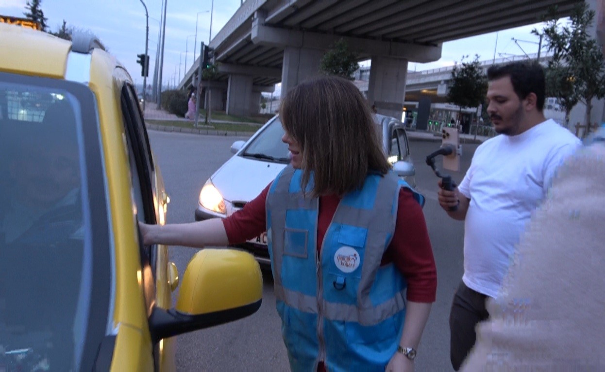 Antalya’da trafikte kalan vatandaşlara "İftara 5 Kala" sürprizi

