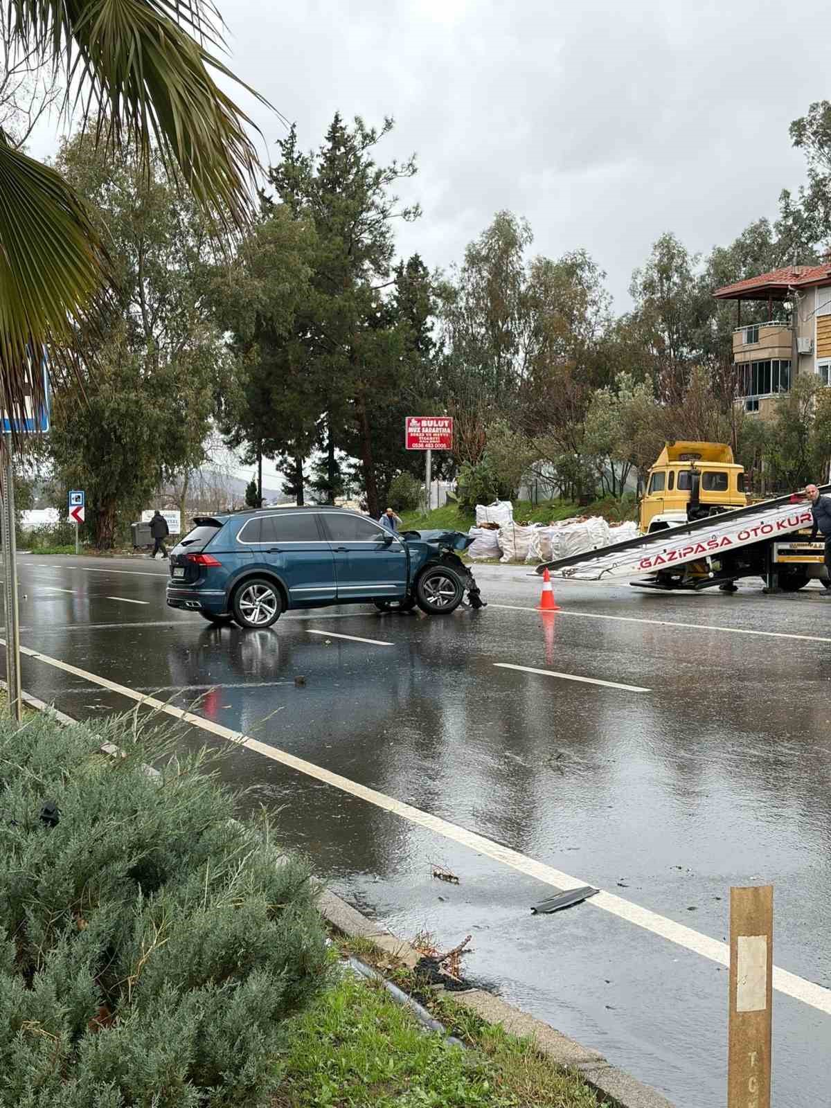 Antalya’da yağışlı havada kaza ucuz atlatıldı
