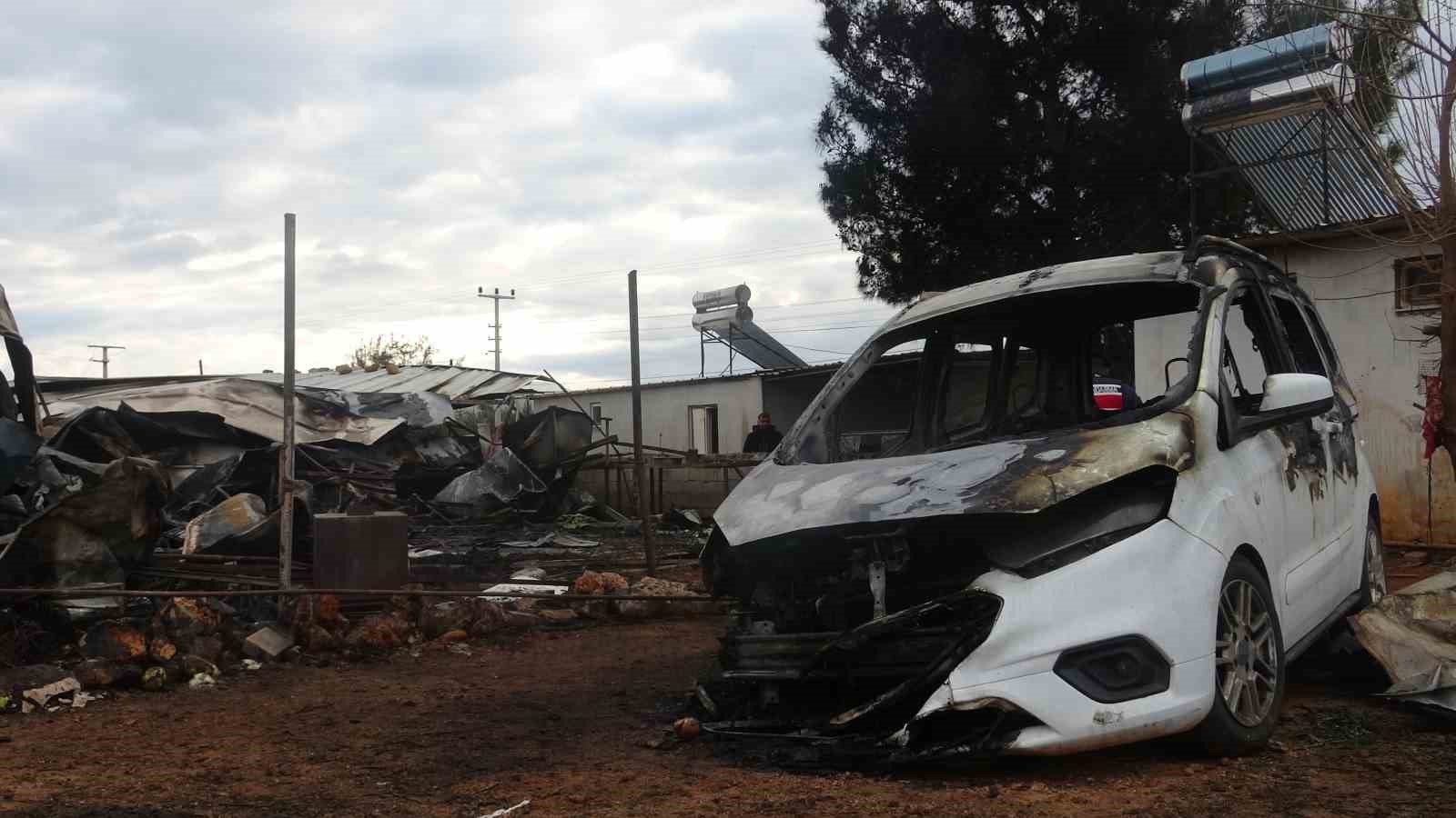 Antalya’da yangın faciası sera işçisi anne ve 5 çocuğu hayatını kaybetti
Antalya’da yangın faciası sera işçisi anne ve 5 çocuğu hayatını kaybetti