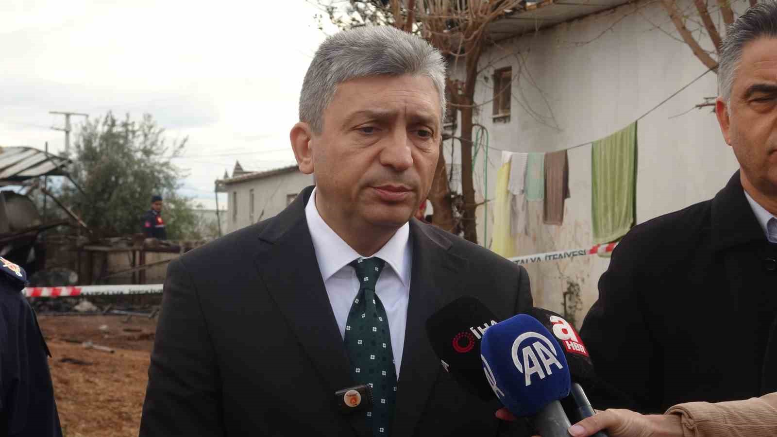 Antalya’da yangın faciası sera işçisi anne ve 5 çocuğu hayatını kaybetti
Antalya’da yangın faciası sera işçisi anne ve 5 çocuğu hayatını kaybetti