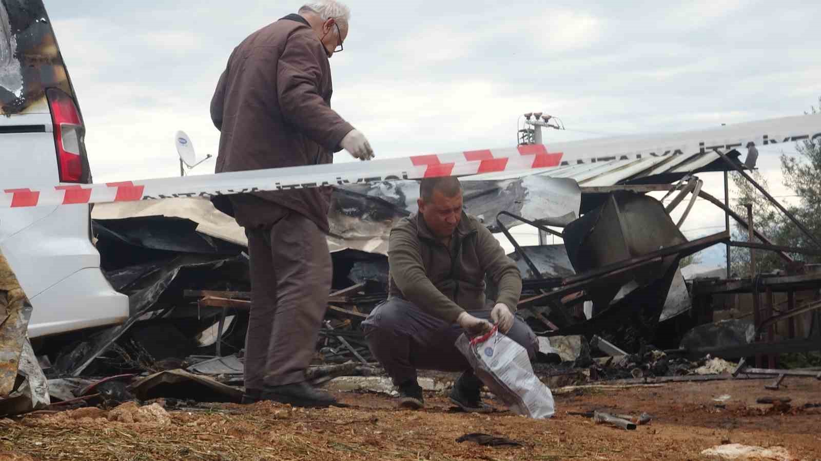Antalya’da yangın faciası sera işçisi anne ve 5 çocuğu hayatını kaybetti
Antalya’da yangın faciası sera işçisi anne ve 5 çocuğu hayatını kaybetti