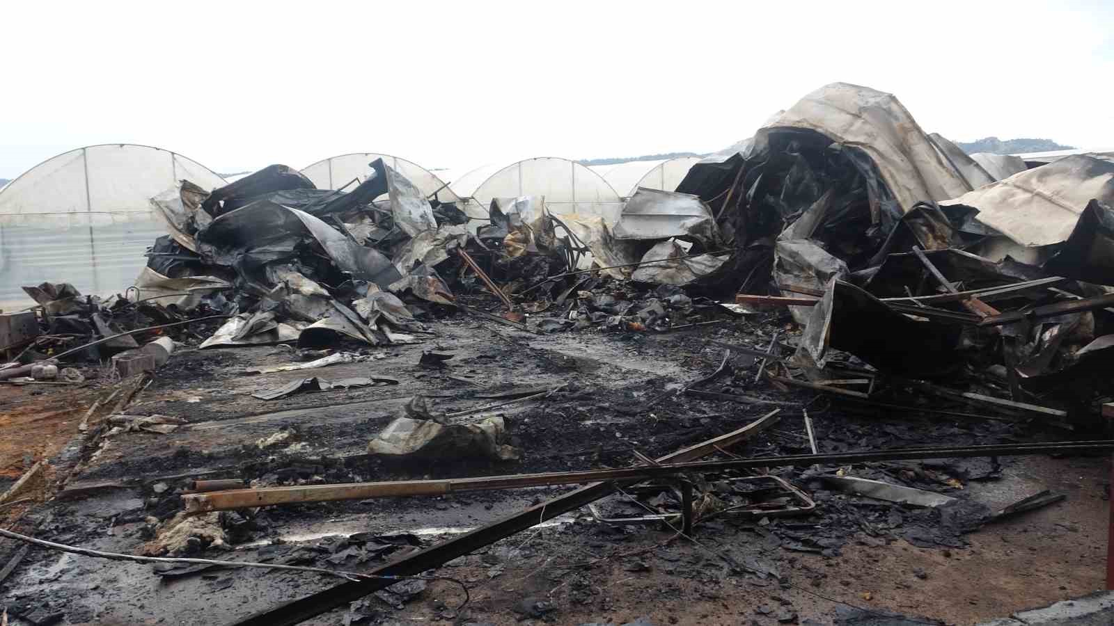 Antalya’da yangın faciası sera işçisi anne ve 5 çocuğu hayatını kaybetti
Antalya’da yangın faciası sera işçisi anne ve 5 çocuğu hayatını kaybetti