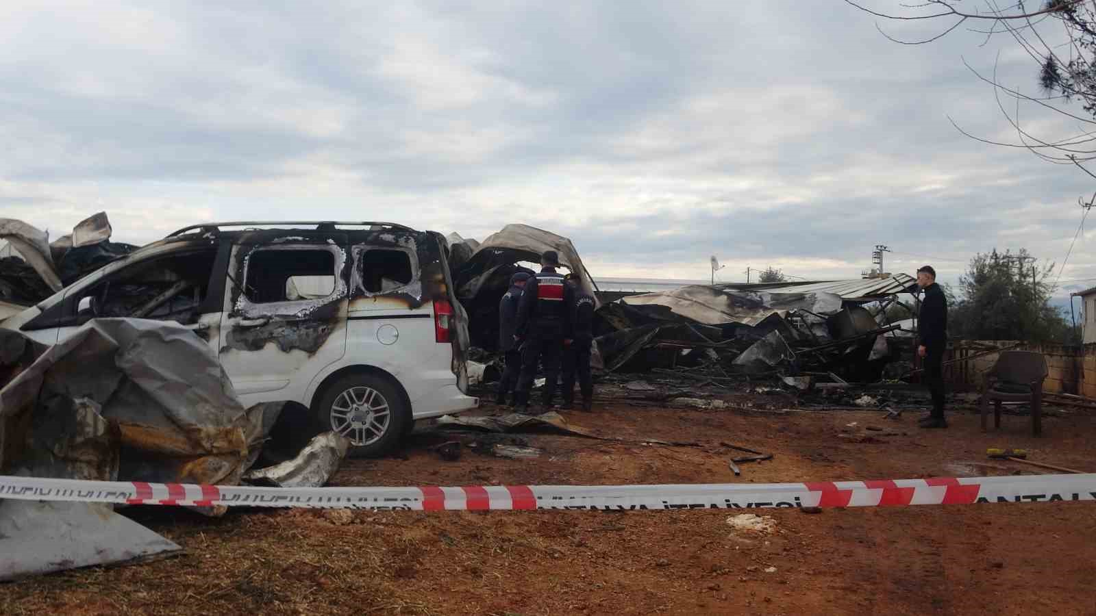 Antalya’da yangın faciası sera işçisi anne ve 5 çocuğu hayatını kaybetti
Antalya’da yangın faciası sera işçisi anne ve 5 çocuğu hayatını kaybetti