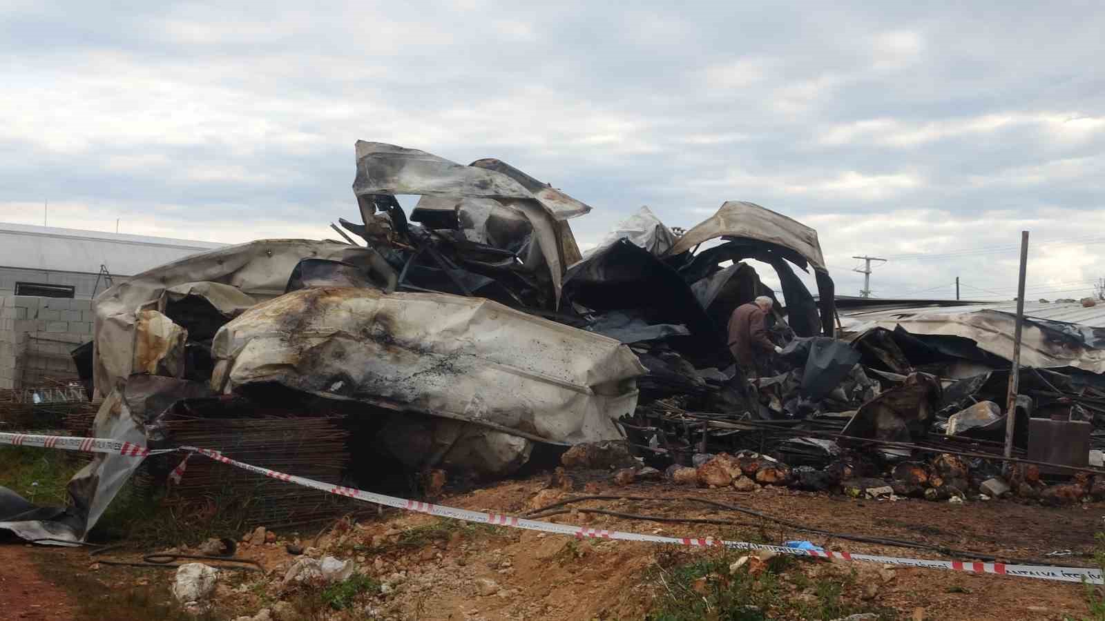 Antalya’da yangın faciası sera işçisi anne ve 5 çocuğu hayatını kaybetti
Antalya’da yangın faciası sera işçisi anne ve 5 çocuğu hayatını kaybetti