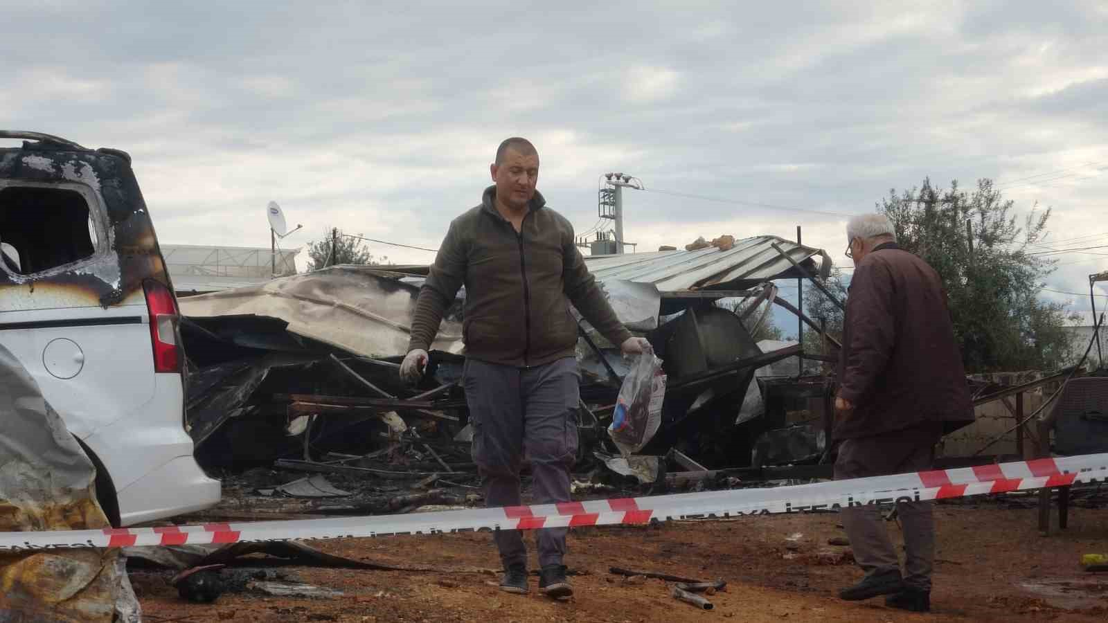 Antalya’da yangın faciası sera işçisi anne ve 5 çocuğu hayatını kaybetti
Antalya’da yangın faciası sera işçisi anne ve 5 çocuğu hayatını kaybetti