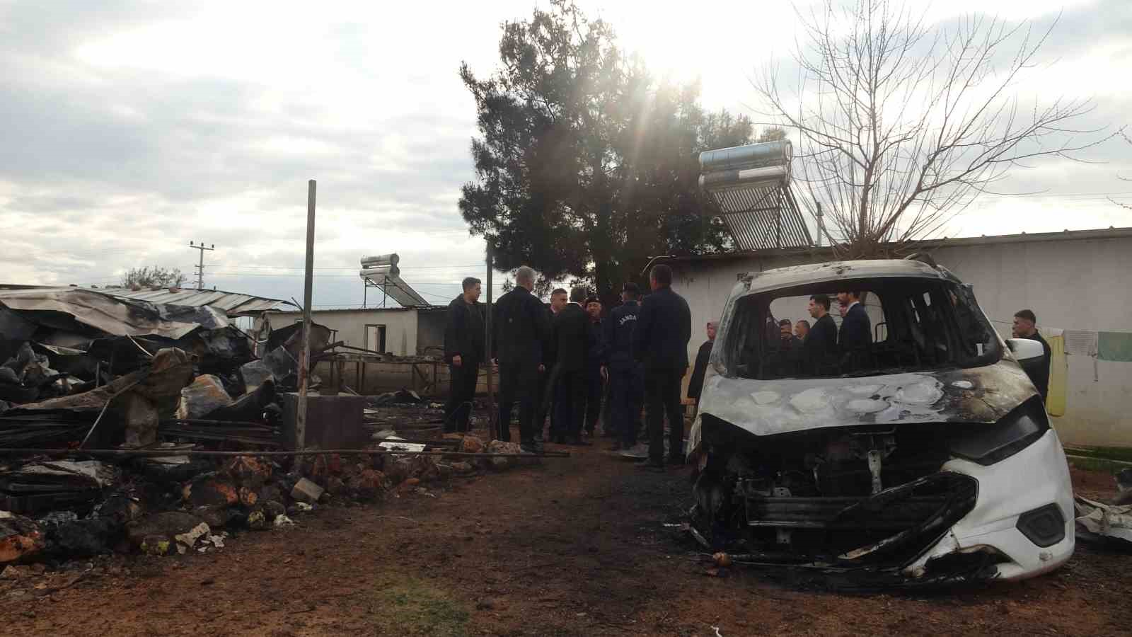 Antalya’da yangın faciası sera işçisi anne ve 5 çocuğu hayatını kaybetti
Antalya’da yangın faciası sera işçisi anne ve 5 çocuğu hayatını kaybetti