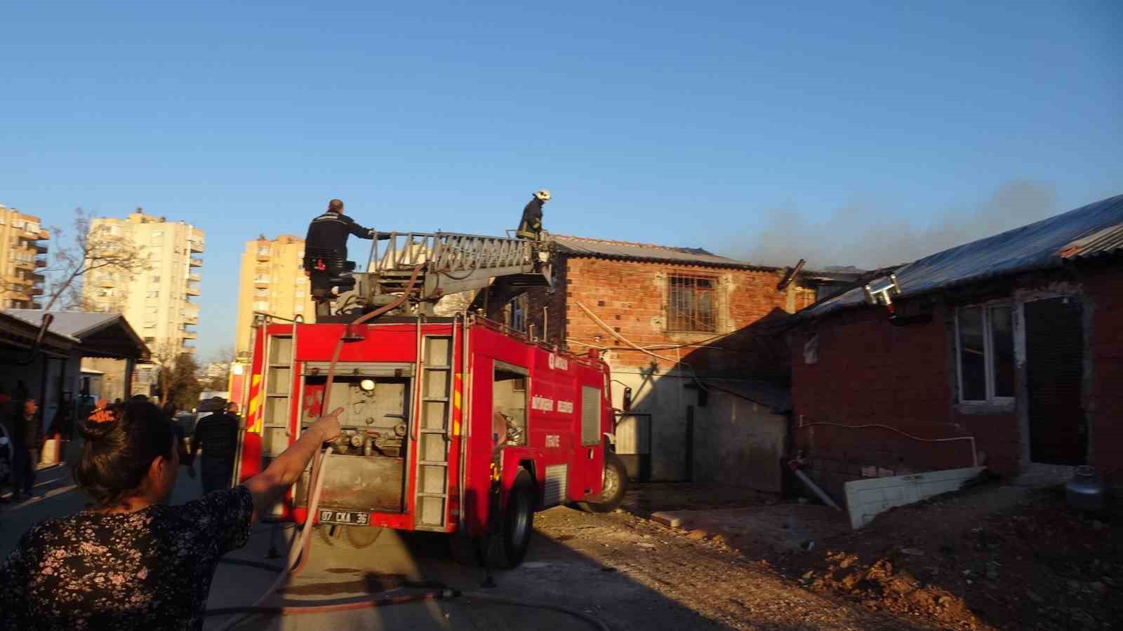 Antalya’da yaşlı çiftin evi alevlere teslim oldu
