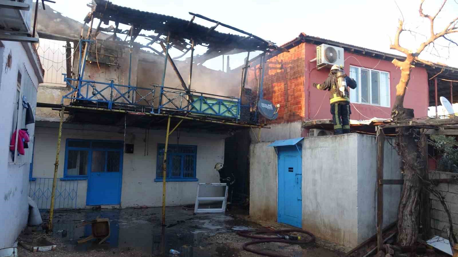 Antalya’da yaşlı çiftin evi alevlere teslim oldu

