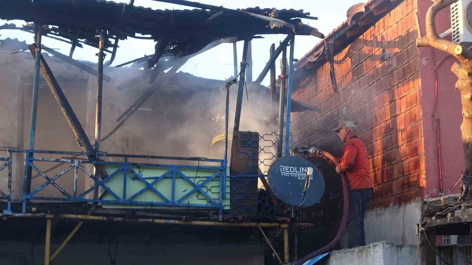 Antalya’da yaşlı çiftin evi alevlere teslim oldu
