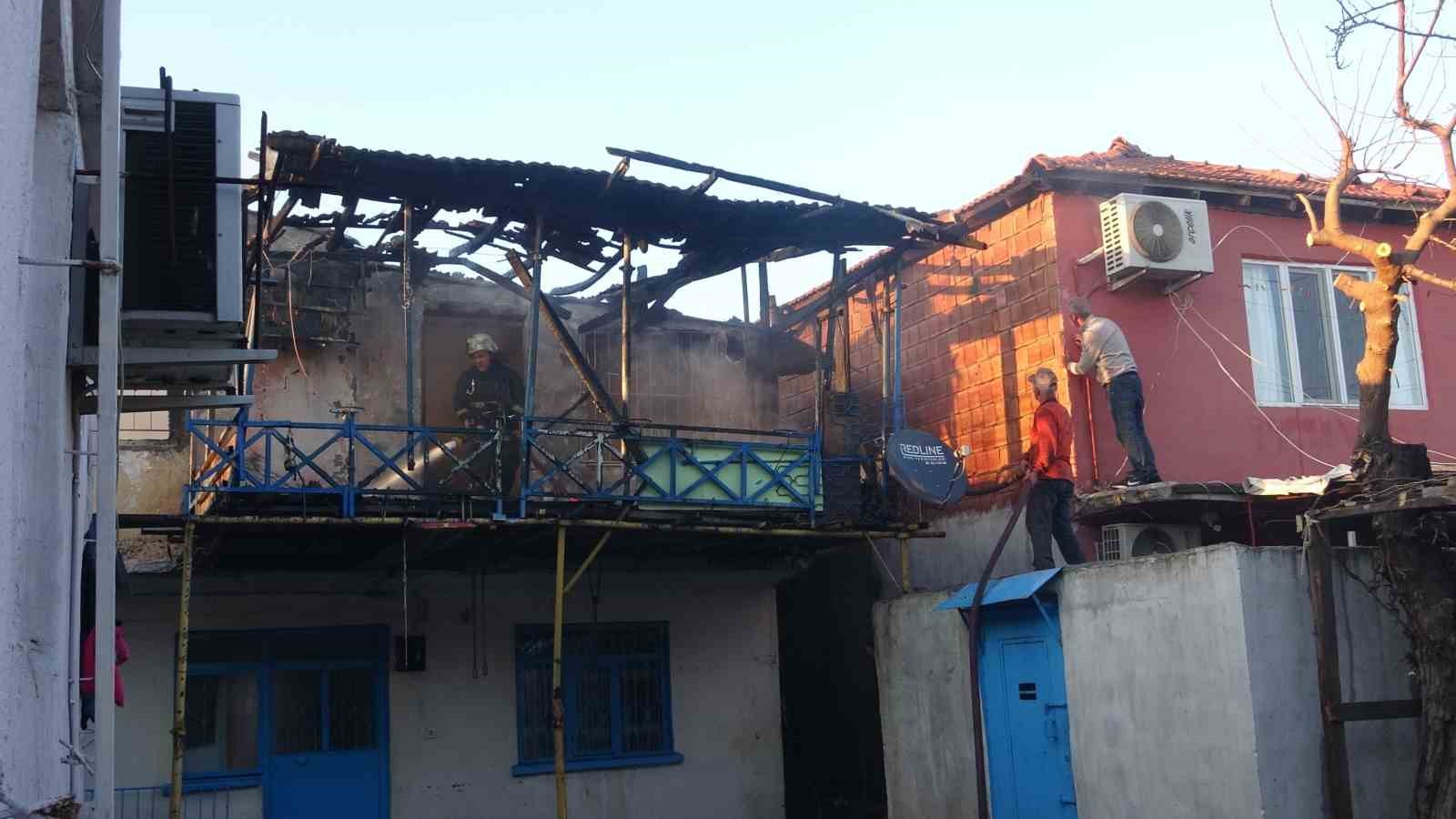 Antalya’da yaşlı çiftin evi alevlere teslim oldu
