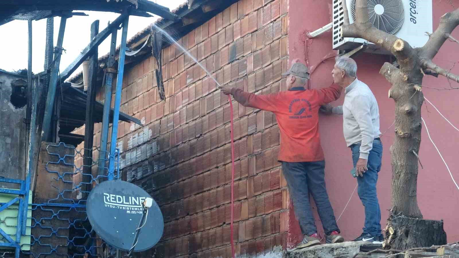 Antalya’da yaşlı çiftin evi alevlere teslim oldu
