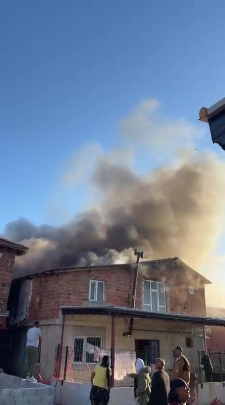 Antalya’da yaşlı çiftin evi alevlere teslim oldu
