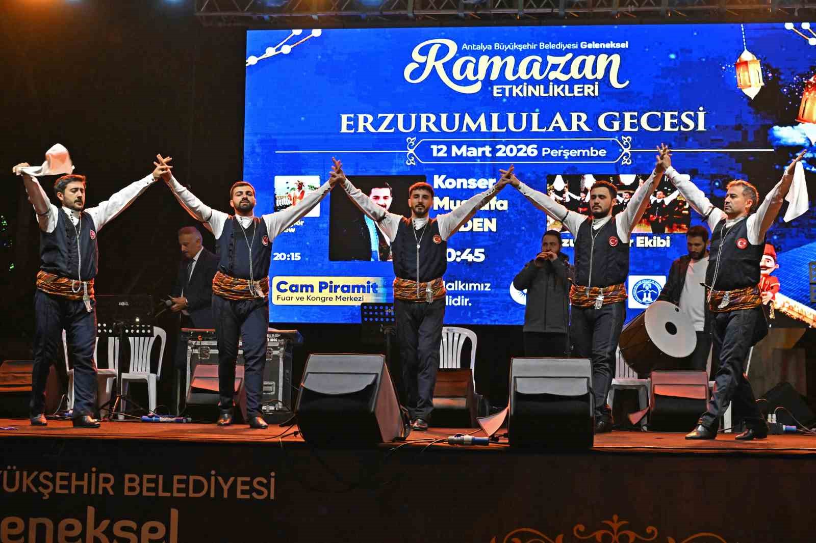 Antalya’daki Erzurumlular gecesinde türküler söylendi halaylar çekildi
