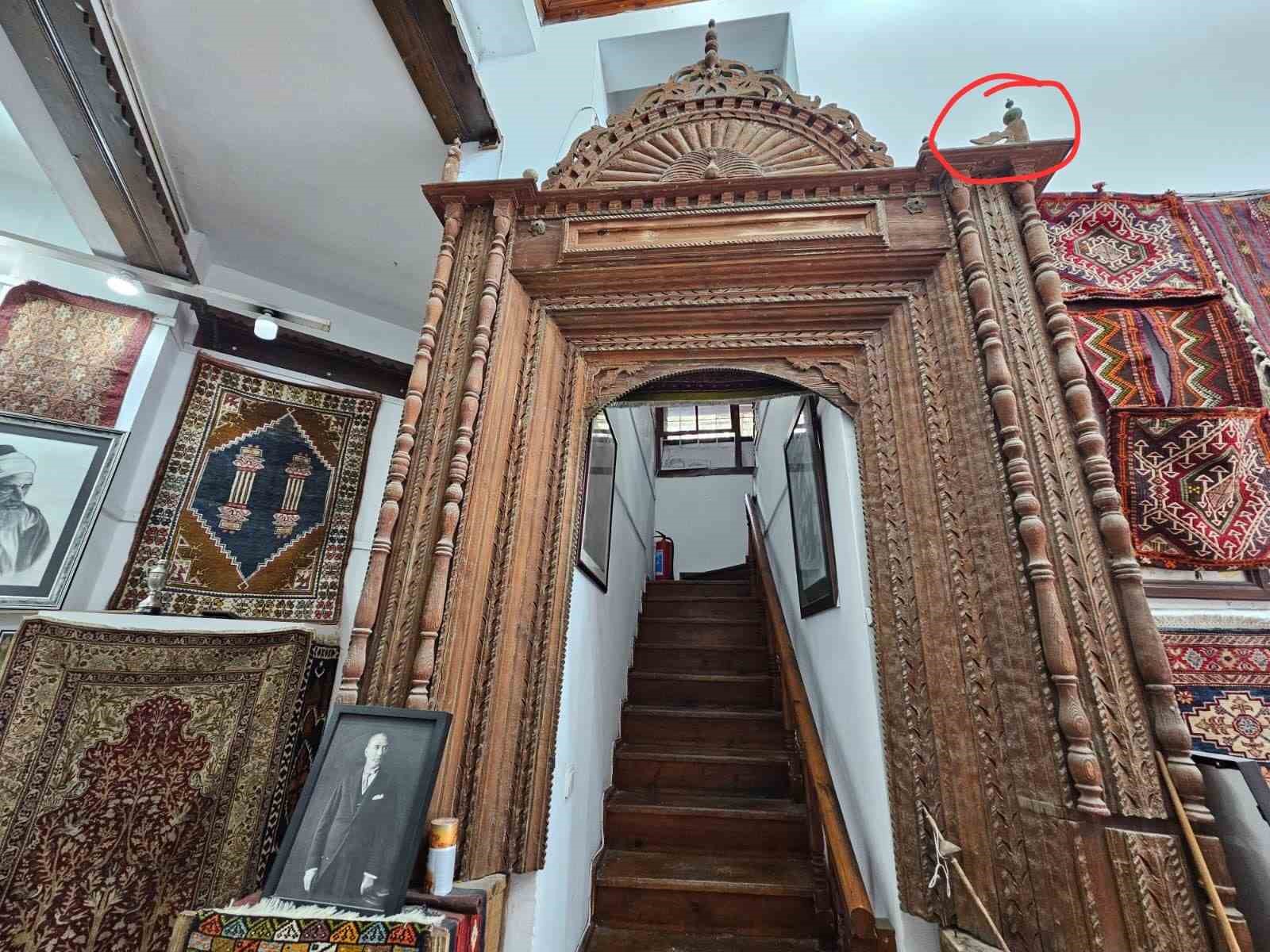 Antalya’daki halı dükkanında dekor olarak kullanılan tarihi mihrap Konya’ya dönüyor
Antalya’daki halı dükkanında dekor olarak kullanılan tarihi mihrap Konya’ya dönüyor