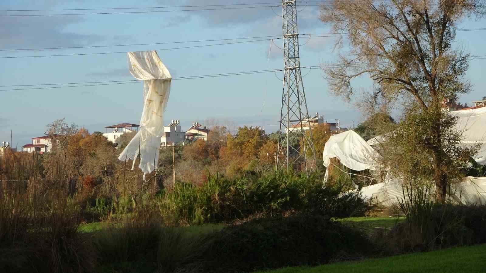 Antalya’daki hortum anı kamerada: Konteynerler savruldu, araç gitmekte zorlandı
Antalya’daki hortum anı kamerada: Konteynerler savruldu, araç gitmekte zorlandı